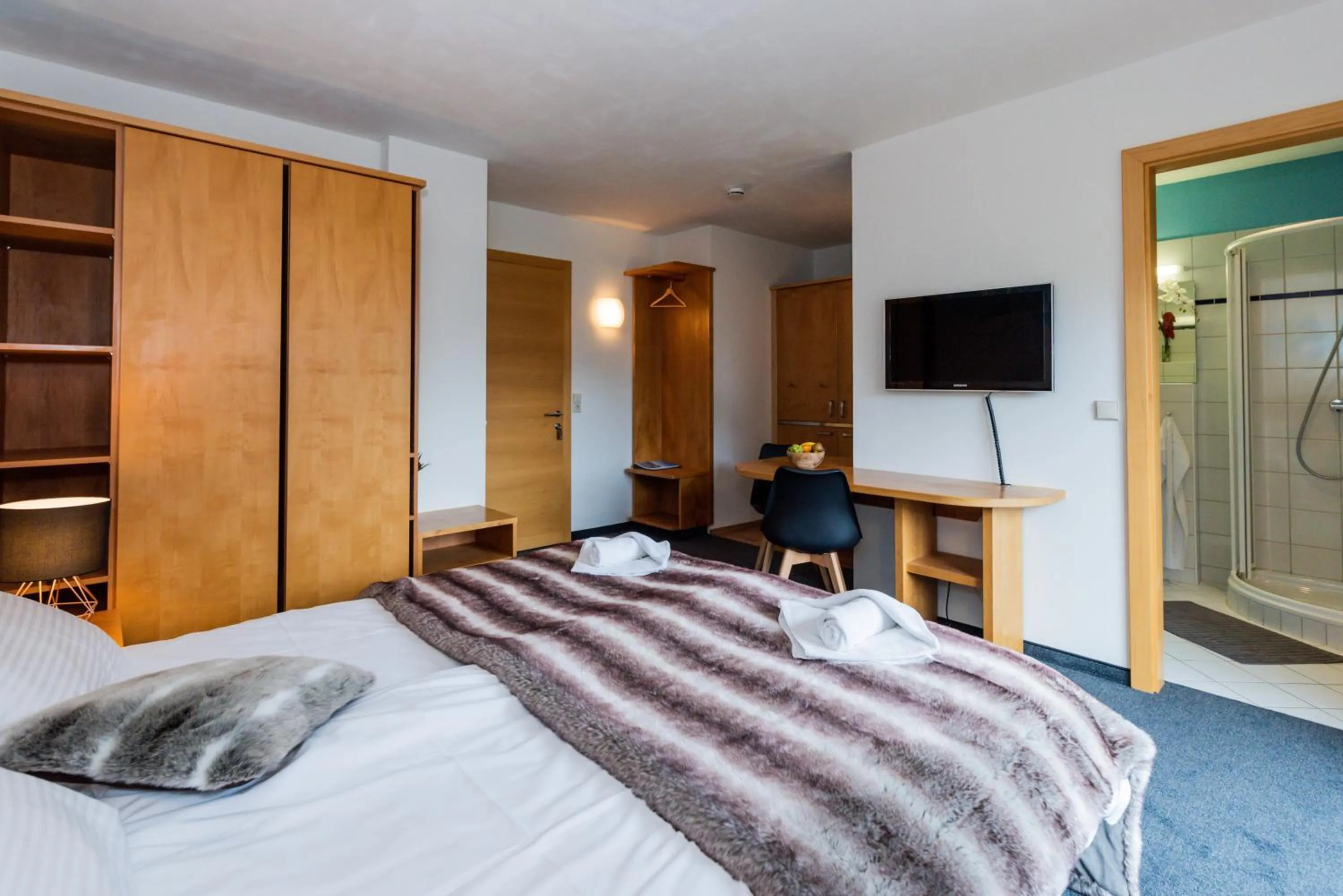 Photo of the whole room, Bed in Ibex Lodge