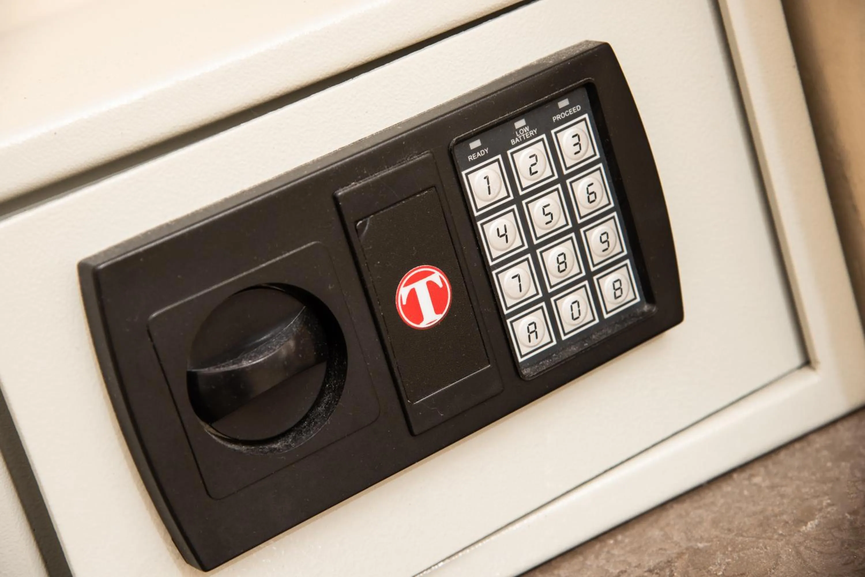 safe in B&B Metropolitan