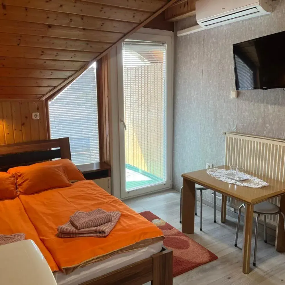Double Room with Patio - single occupancy in Lenzl's Panzió Double Room with Patio - single occupancy in Lenzl's Panzió