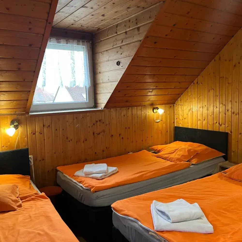 Triple Room - single occupancy in Lenzl's Panzió Triple Room - single occupancy in Lenzl's Panzió