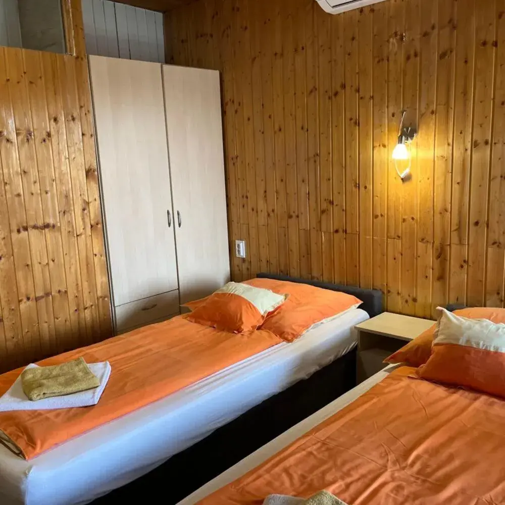 Triple Room with Balcony - single occupancy in Lenzl's Panzió Triple Room with Balcony - single occupancy in Lenzl's Panzió