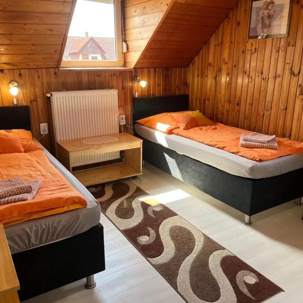 Standard Twin Room - single occupancy in Lenzl's Panzió Standard Twin Room - single occupancy in Lenzl's Panzió