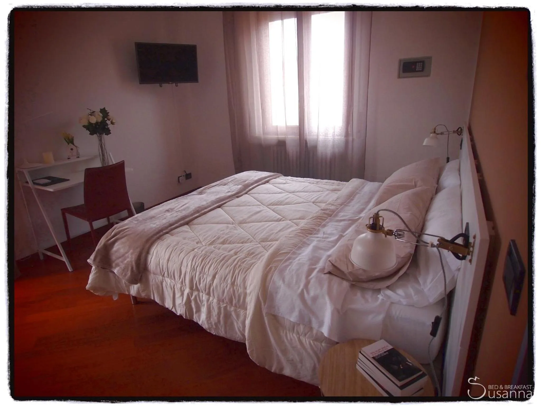 Photo of the whole room, Bed in B&B Susanna