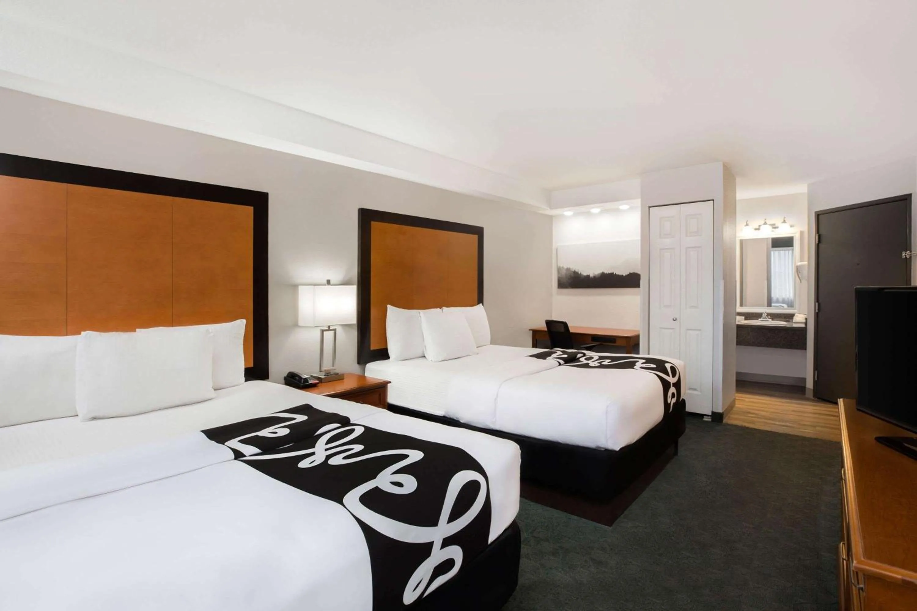 Photo of the whole room, Bed in La Quinta Inn by Wyndham Everett