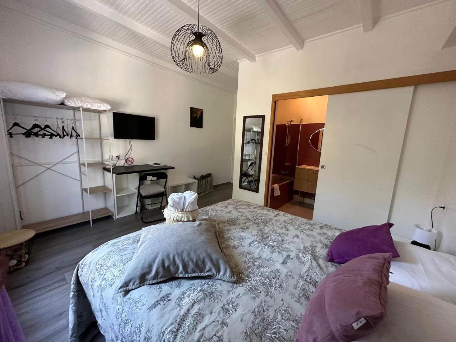 Bed in L'hôtel du Bastier