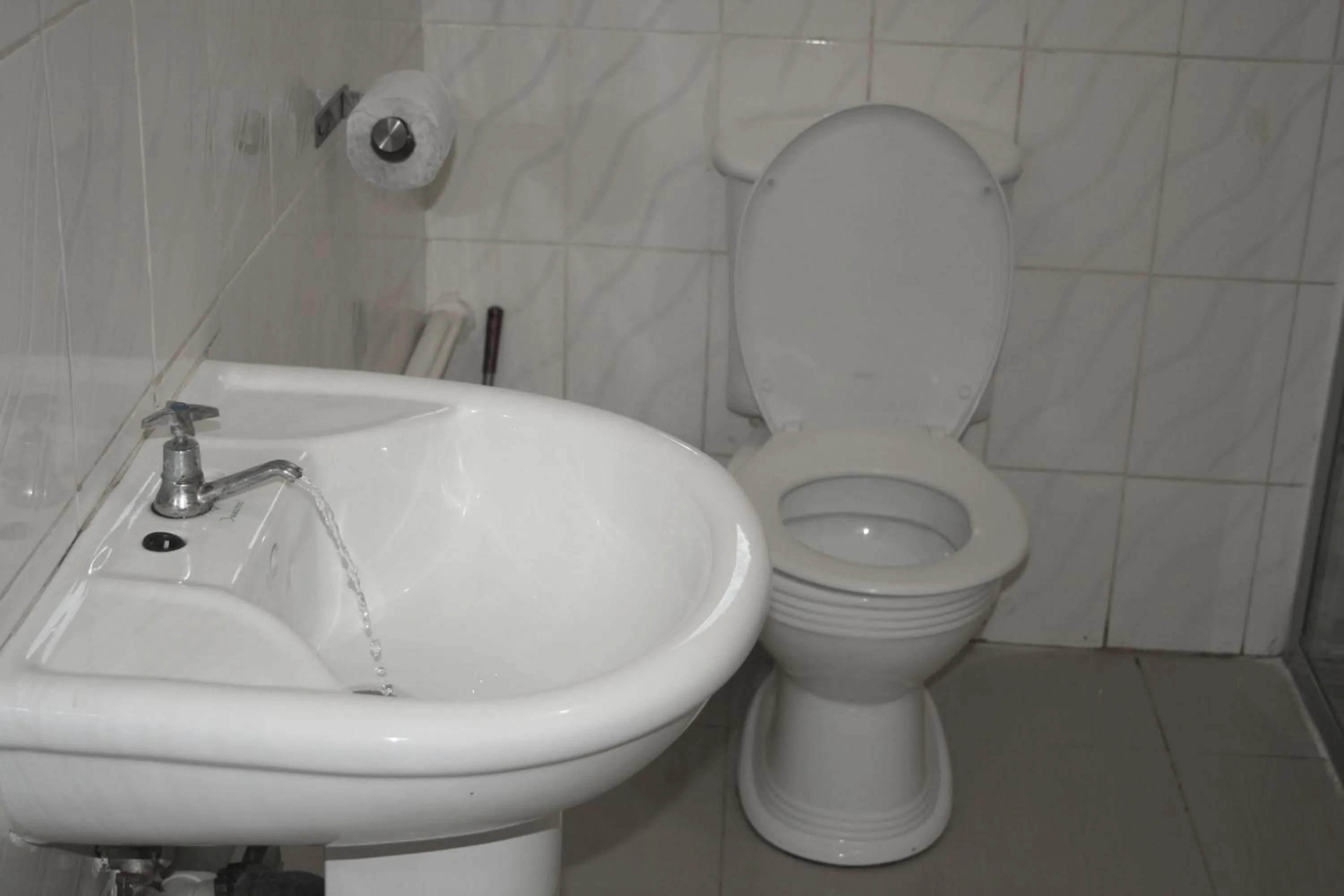 Toilet in Honeybed Lodge