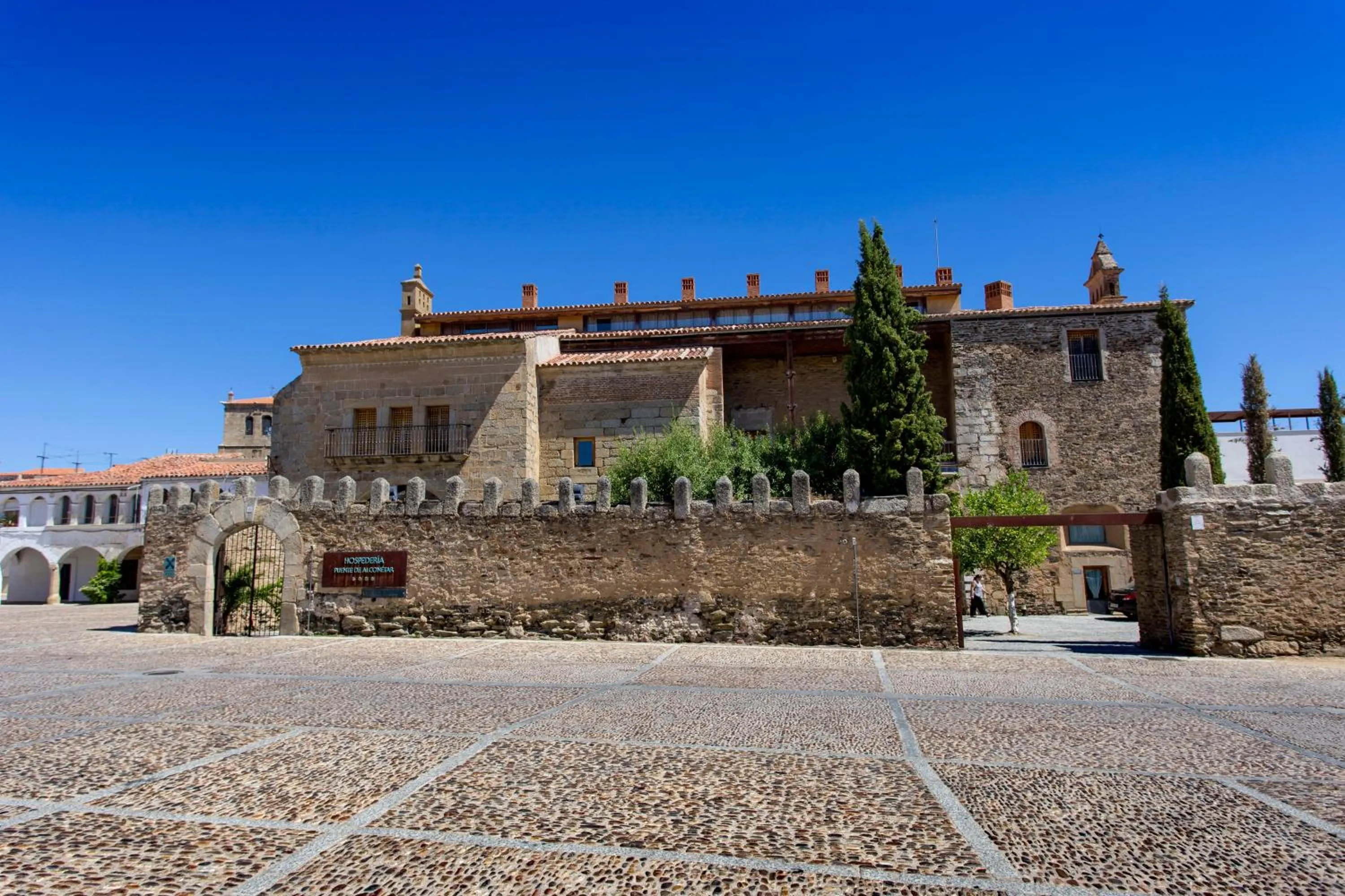 Facade/entrance in Hotel Puente de Alconétar