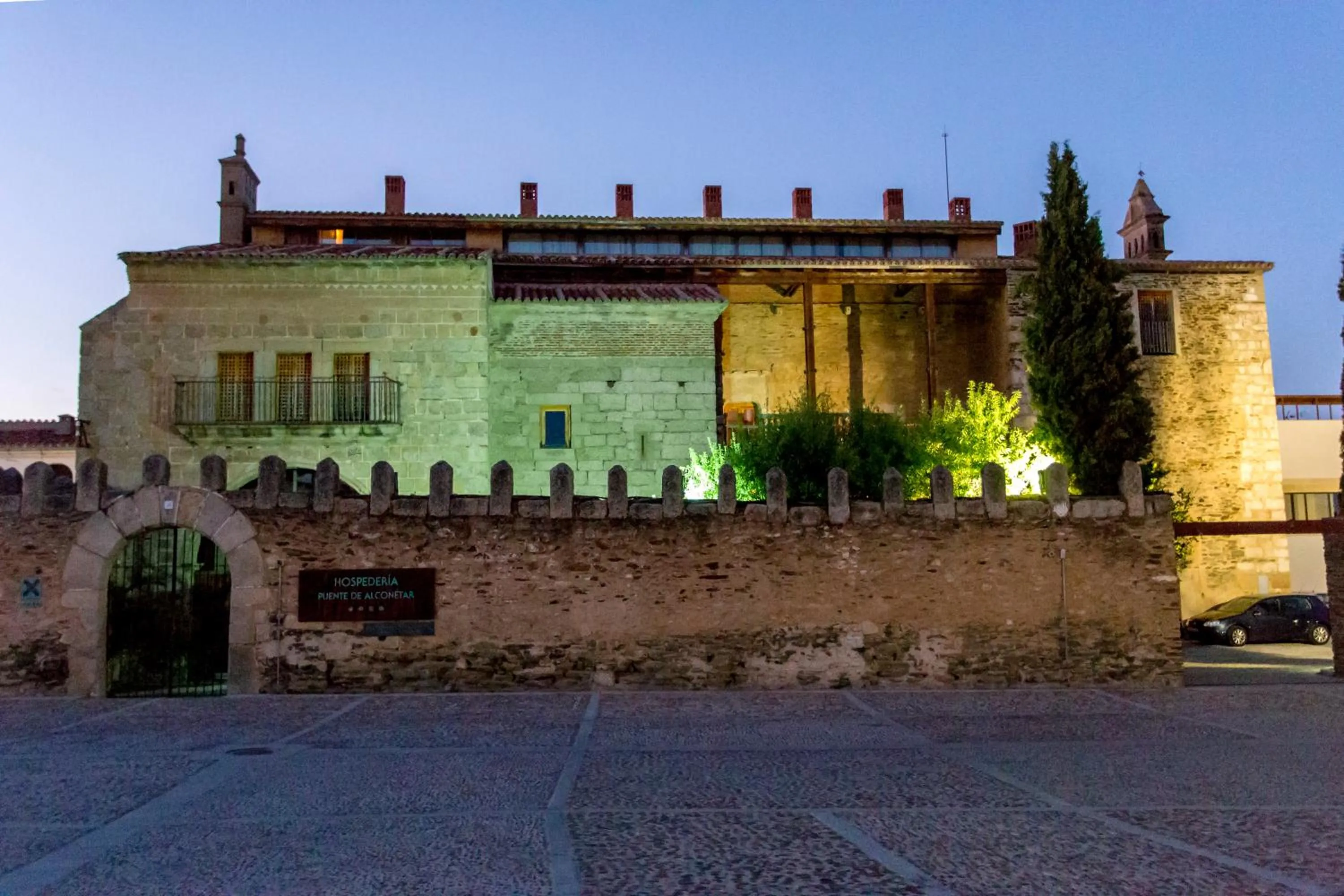 Facade/entrance in Hotel Puente de Alconétar