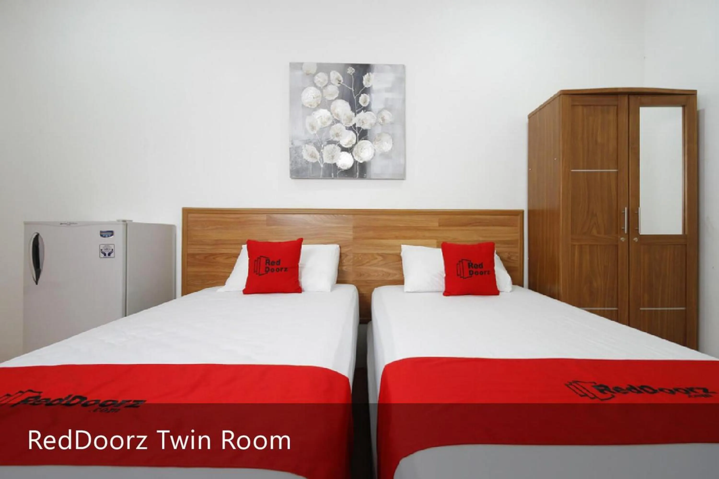 Bed in RedDoorz Plus near Plaza Indonesia
