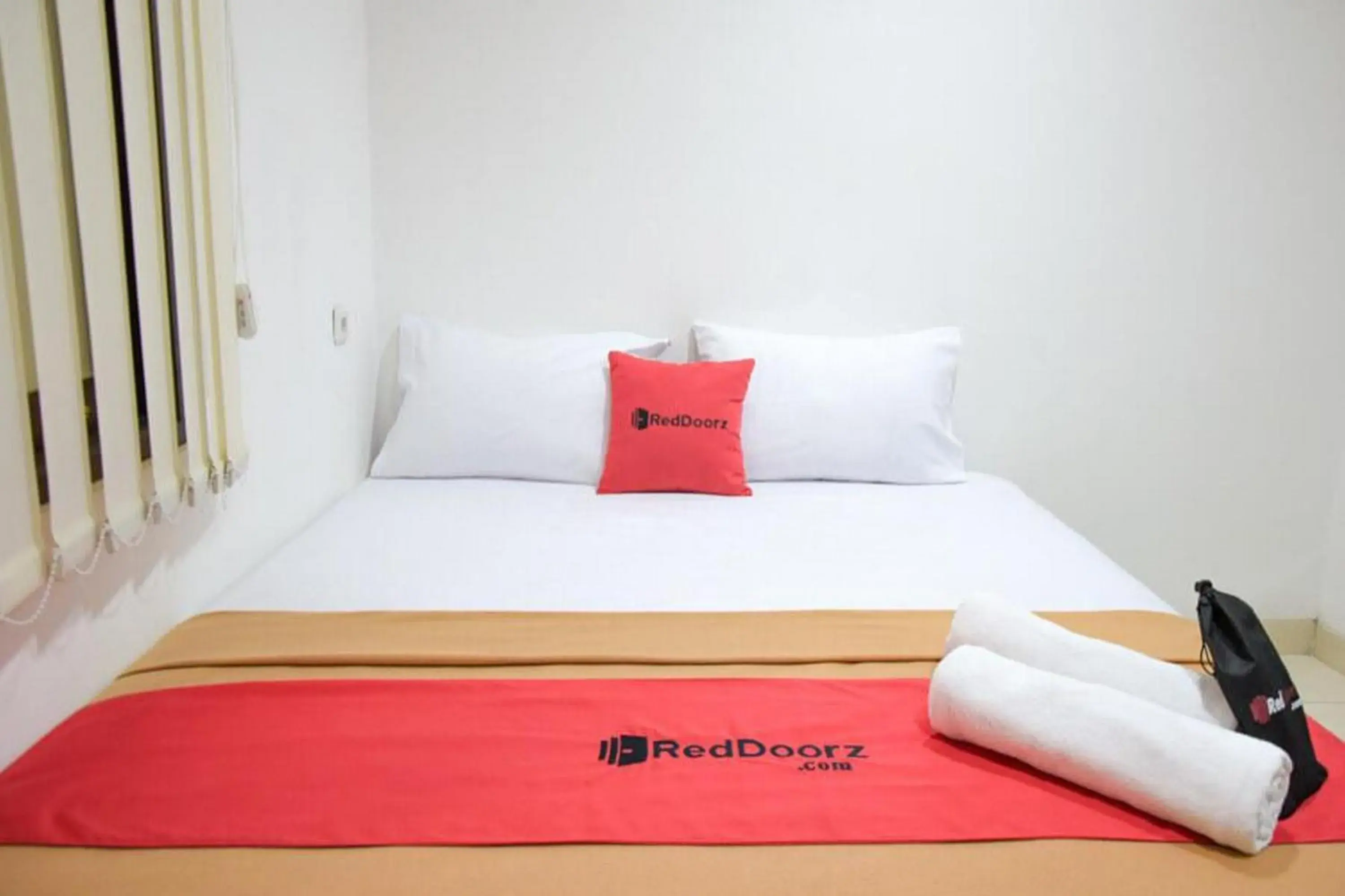 Bed in RedDoorz Plus near Plaza Indonesia Bed in RedDoorz Plus near Plaza Indonesia