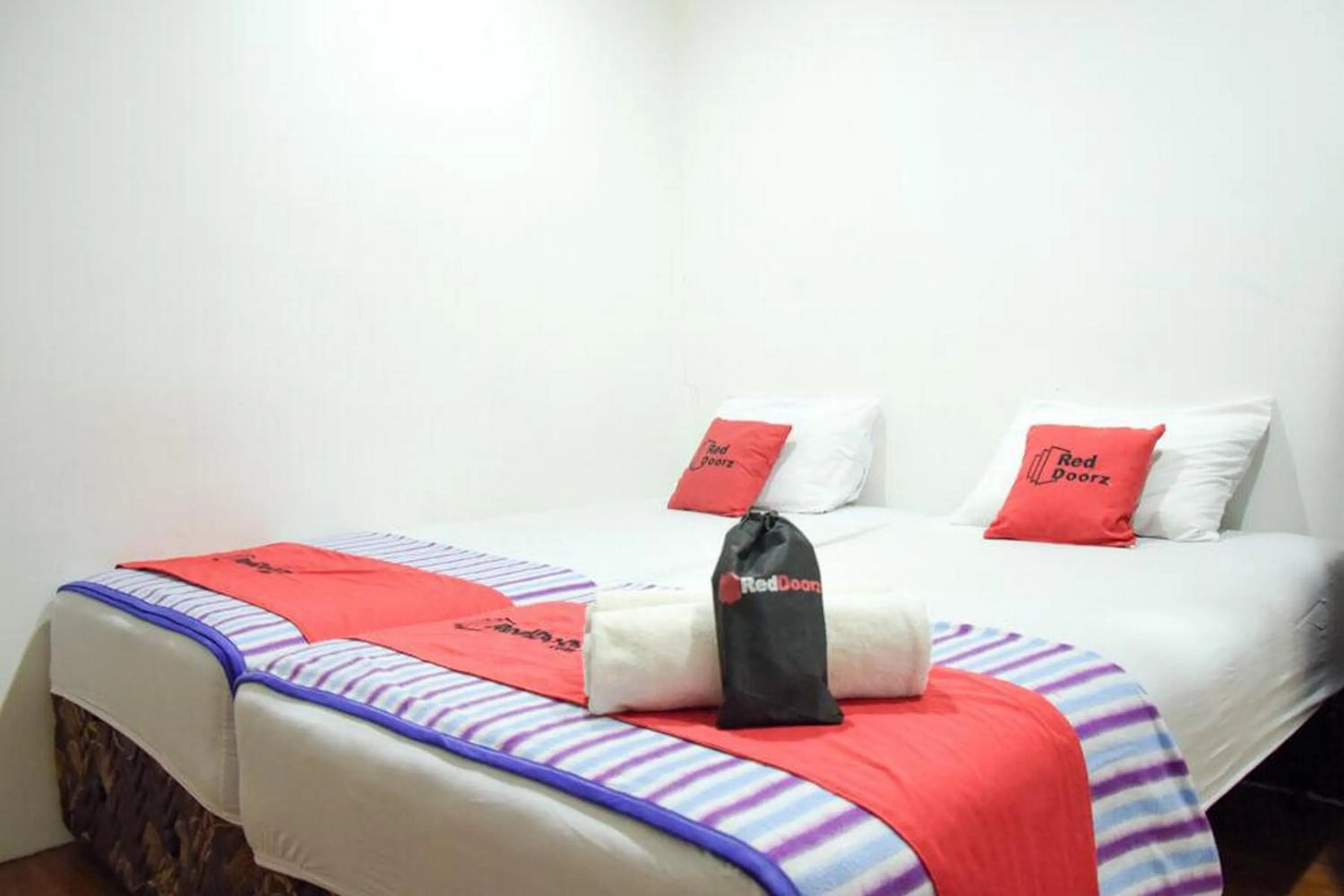 Bed in RedDoorz Plus near Plaza Indonesia