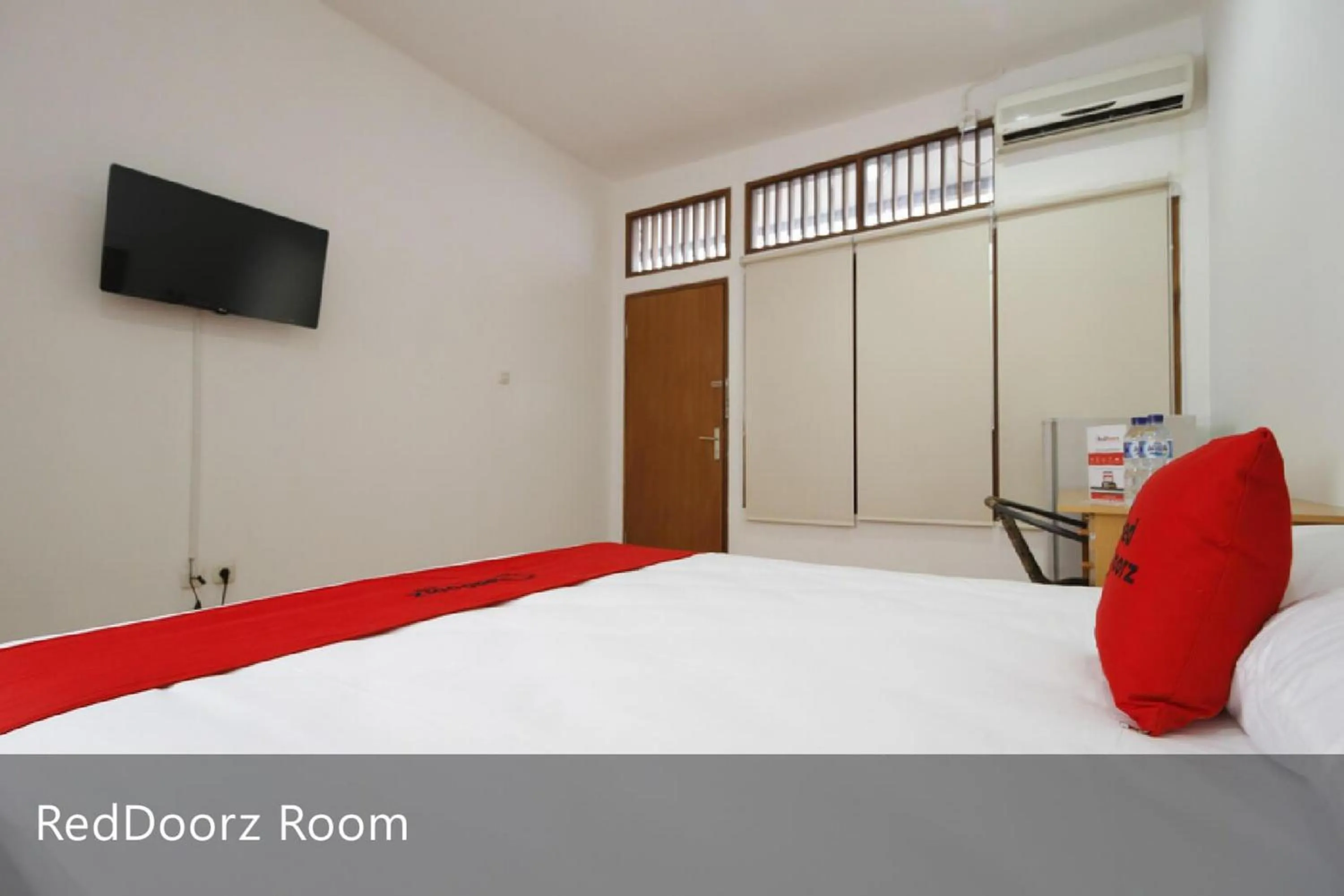 Bed in RedDoorz Plus near Plaza Indonesia