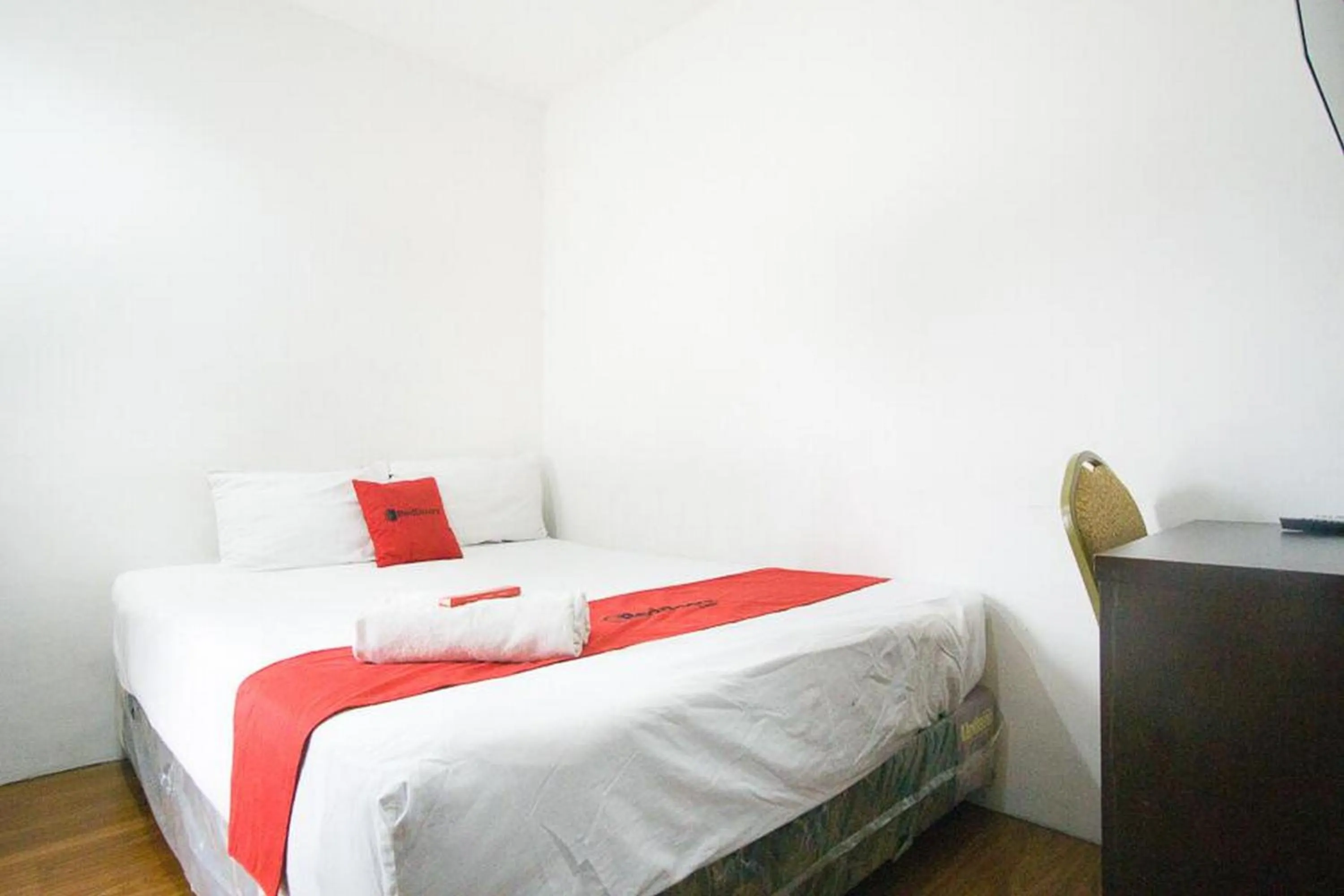 Bed in RedDoorz Plus near Plaza Indonesia