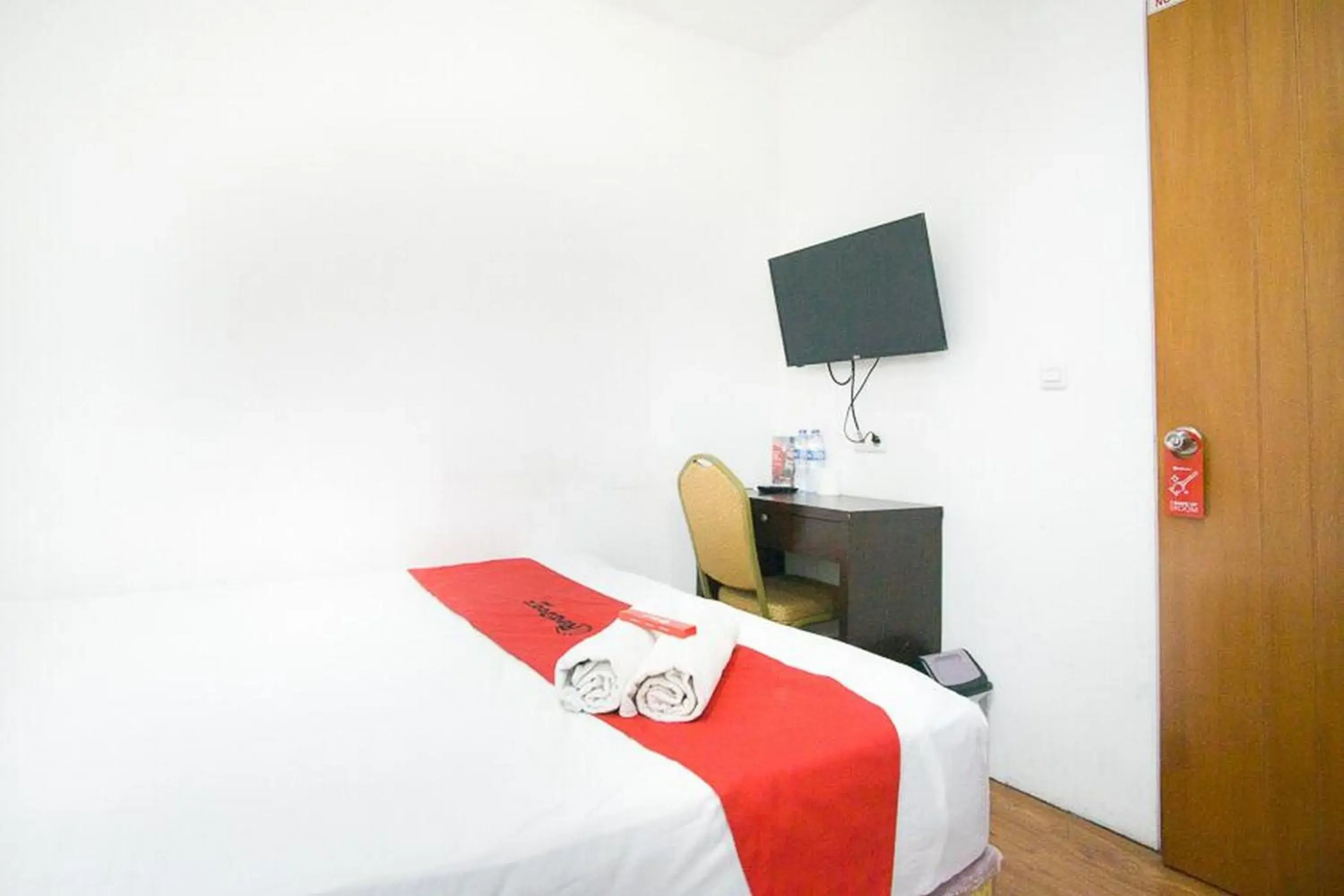 Bed in RedDoorz Plus near Plaza Indonesia Bed in RedDoorz Plus near Plaza Indonesia