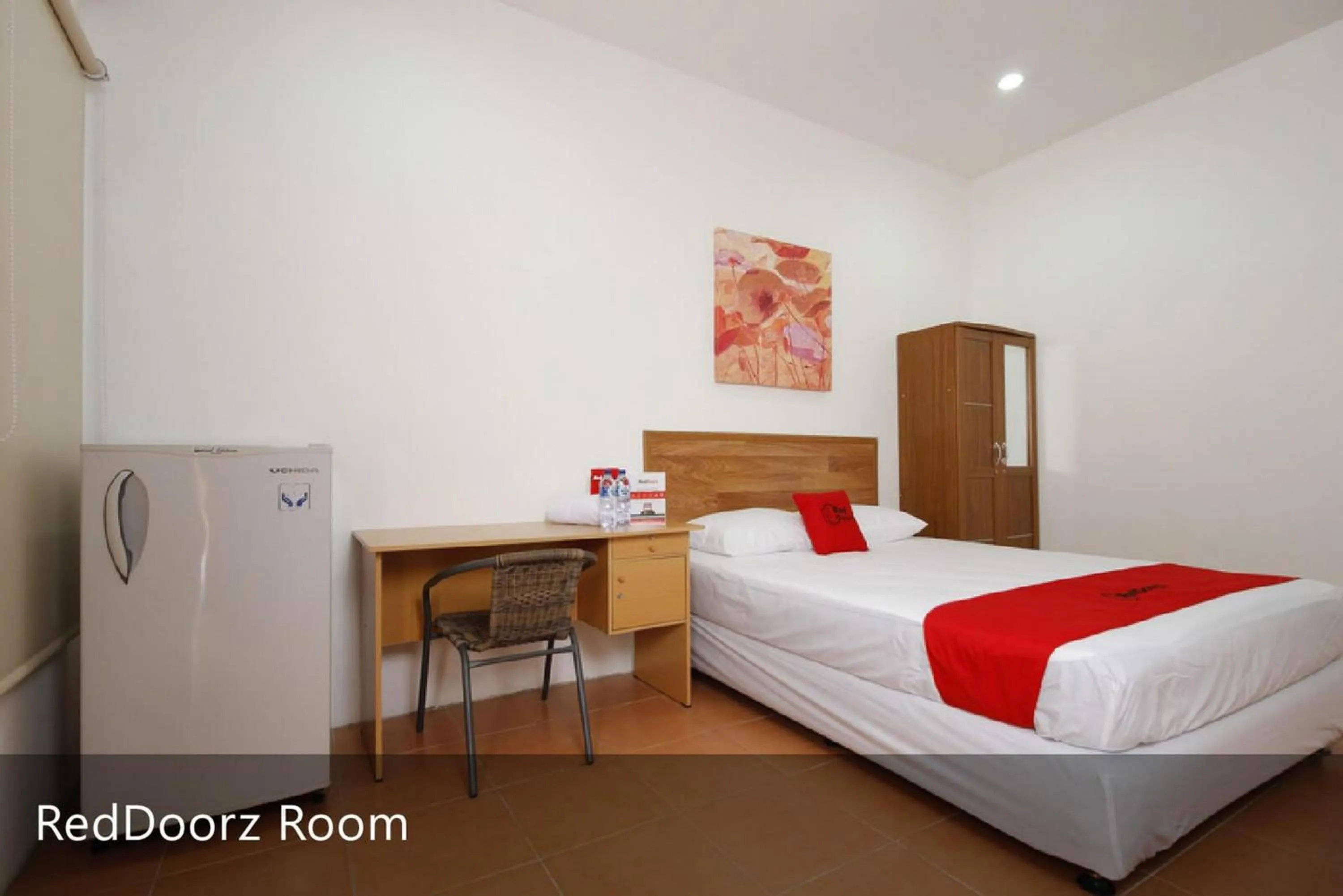 Bed in RedDoorz Plus near Plaza Indonesia