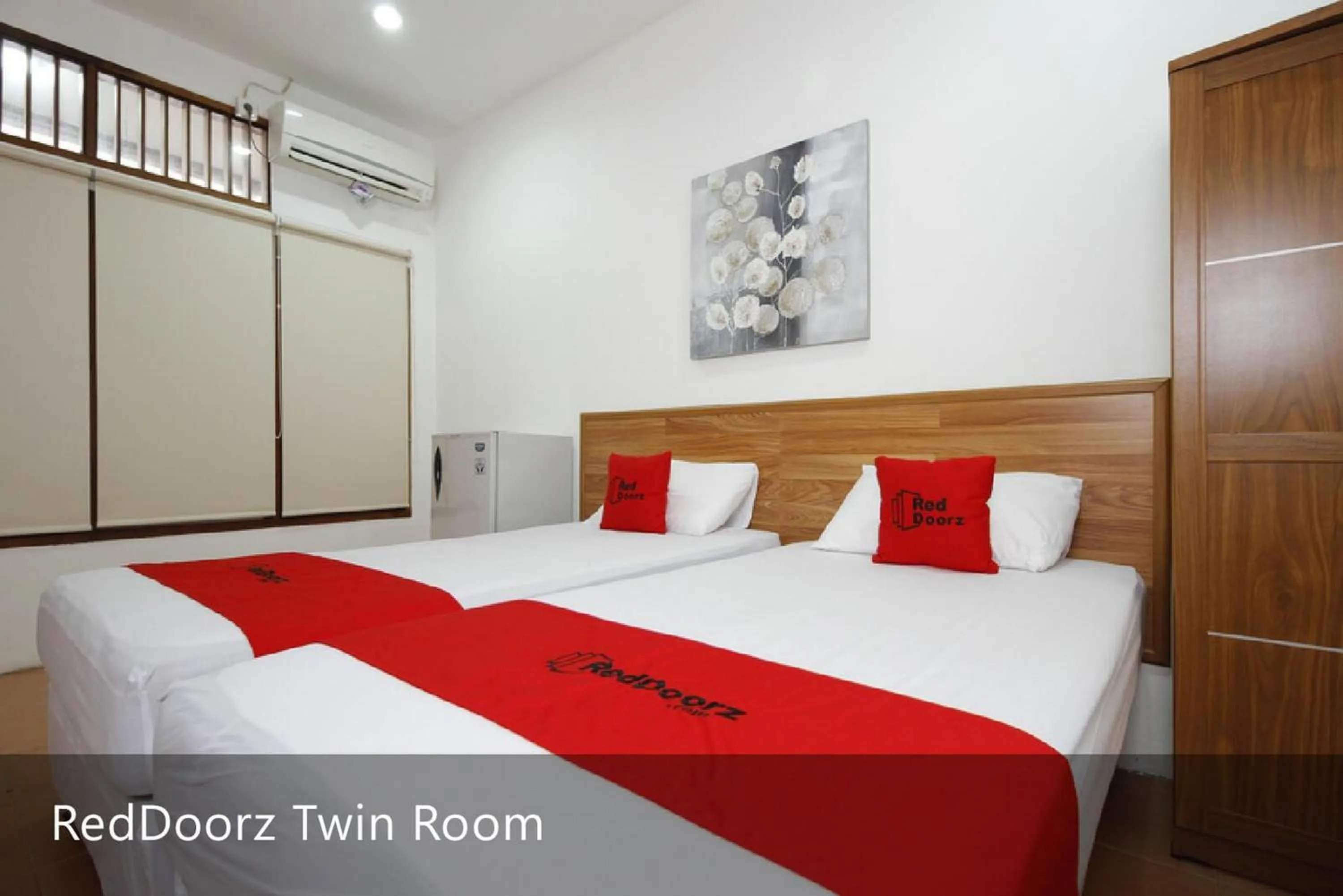 Bed in RedDoorz Plus near Plaza Indonesia