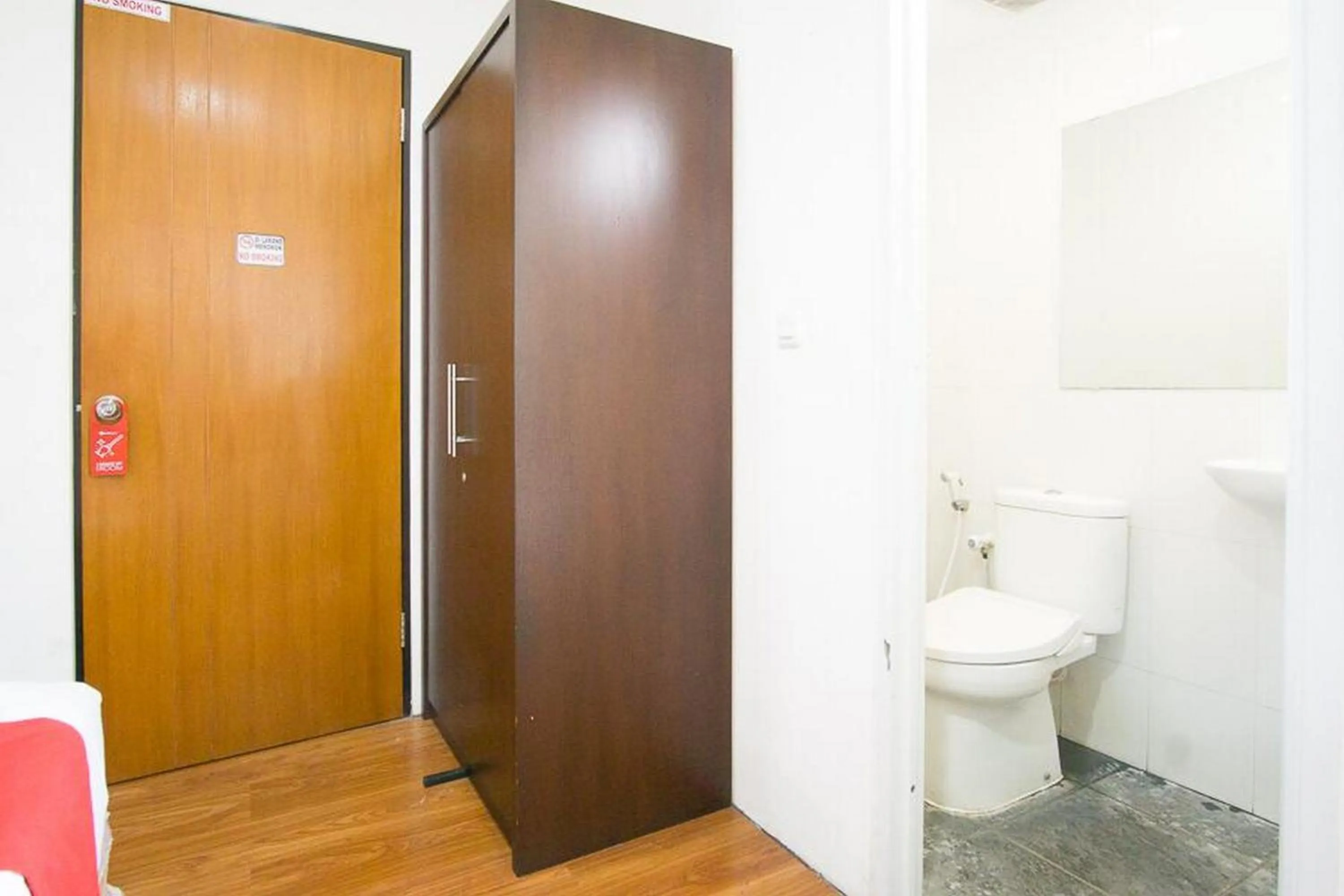 RedDoorz Plus near Plaza Indonesia