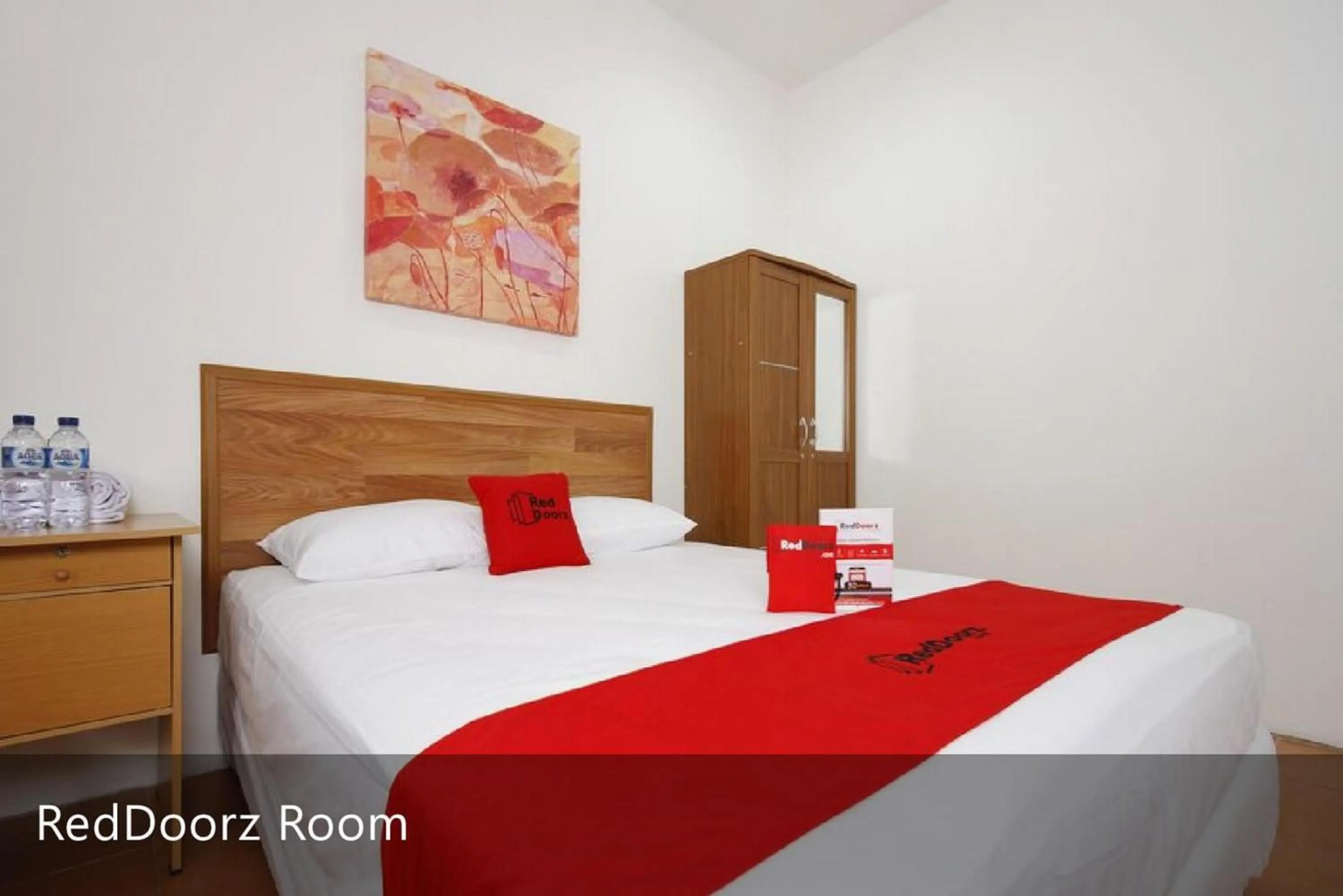 Bed in RedDoorz Plus near Plaza Indonesia