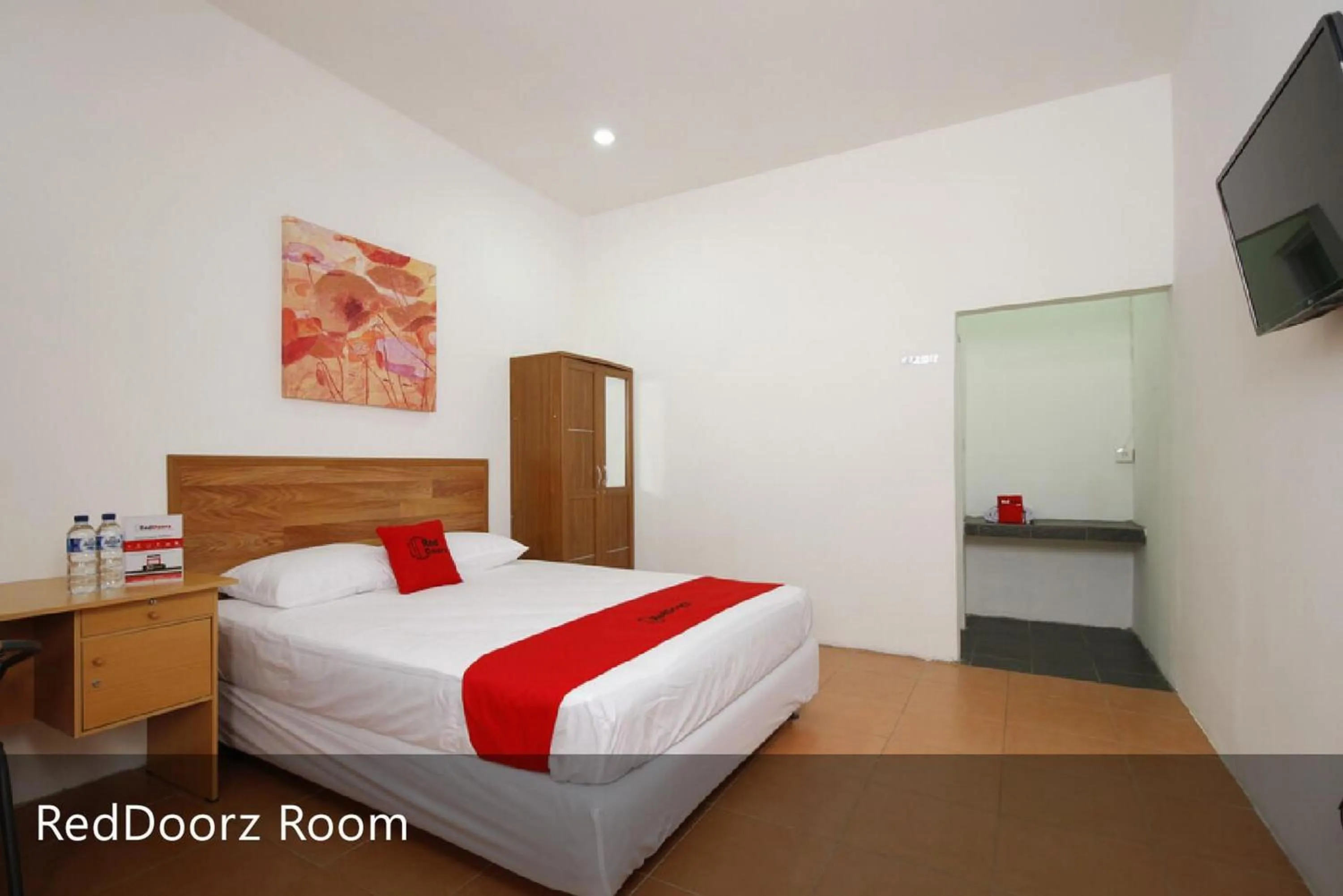 Bed in RedDoorz Plus near Plaza Indonesia