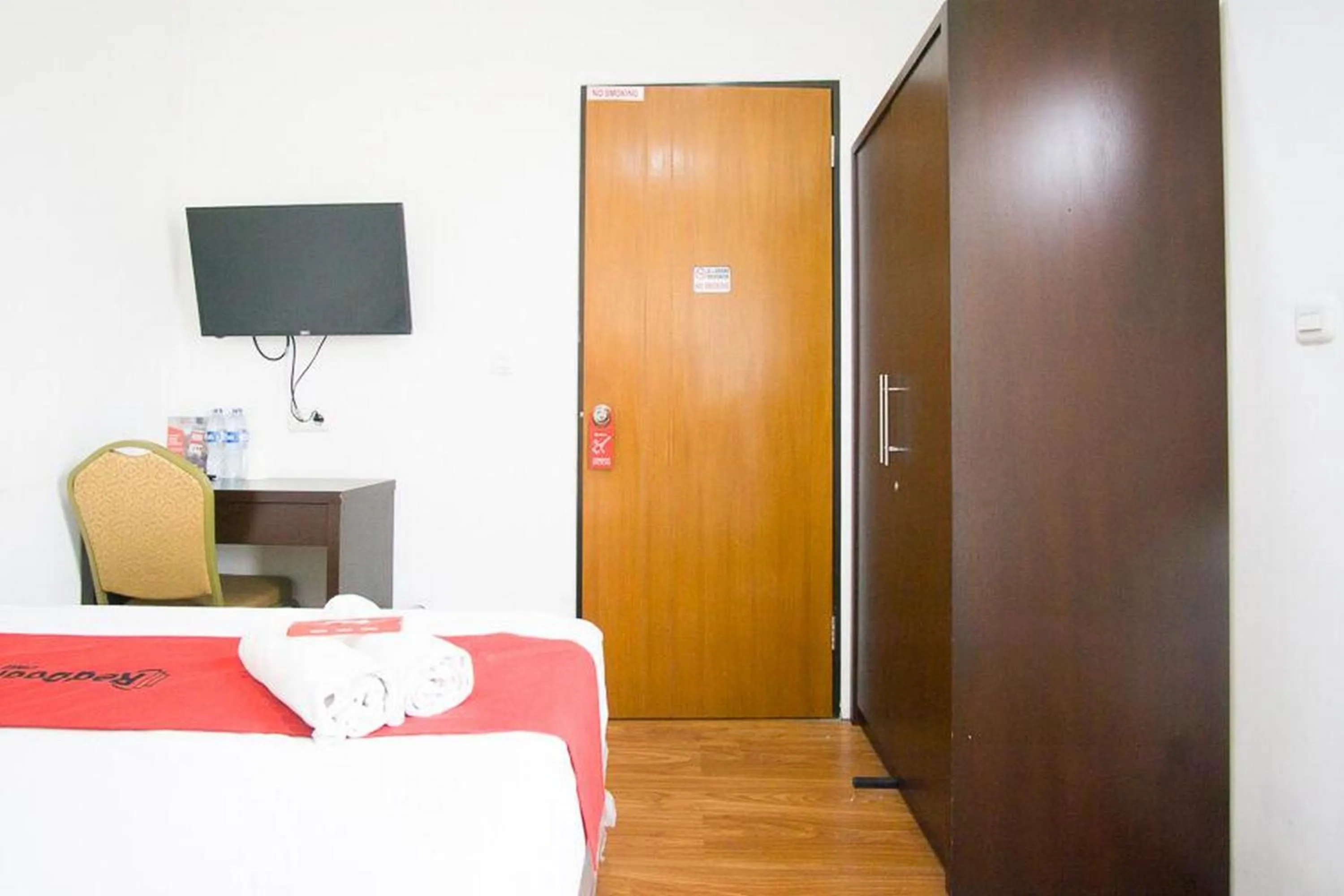 Bed in RedDoorz Plus near Plaza Indonesia