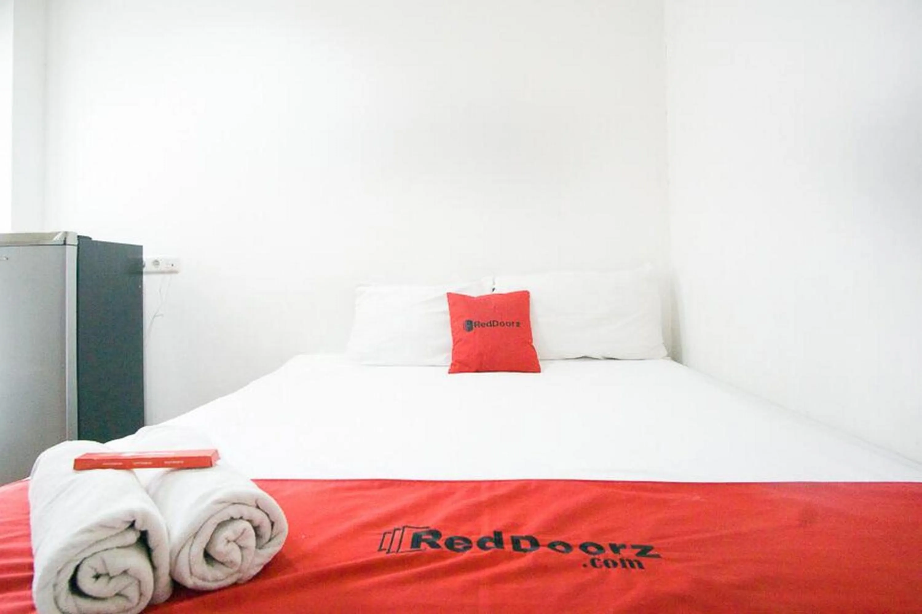 Bed in RedDoorz Plus near Plaza Indonesia