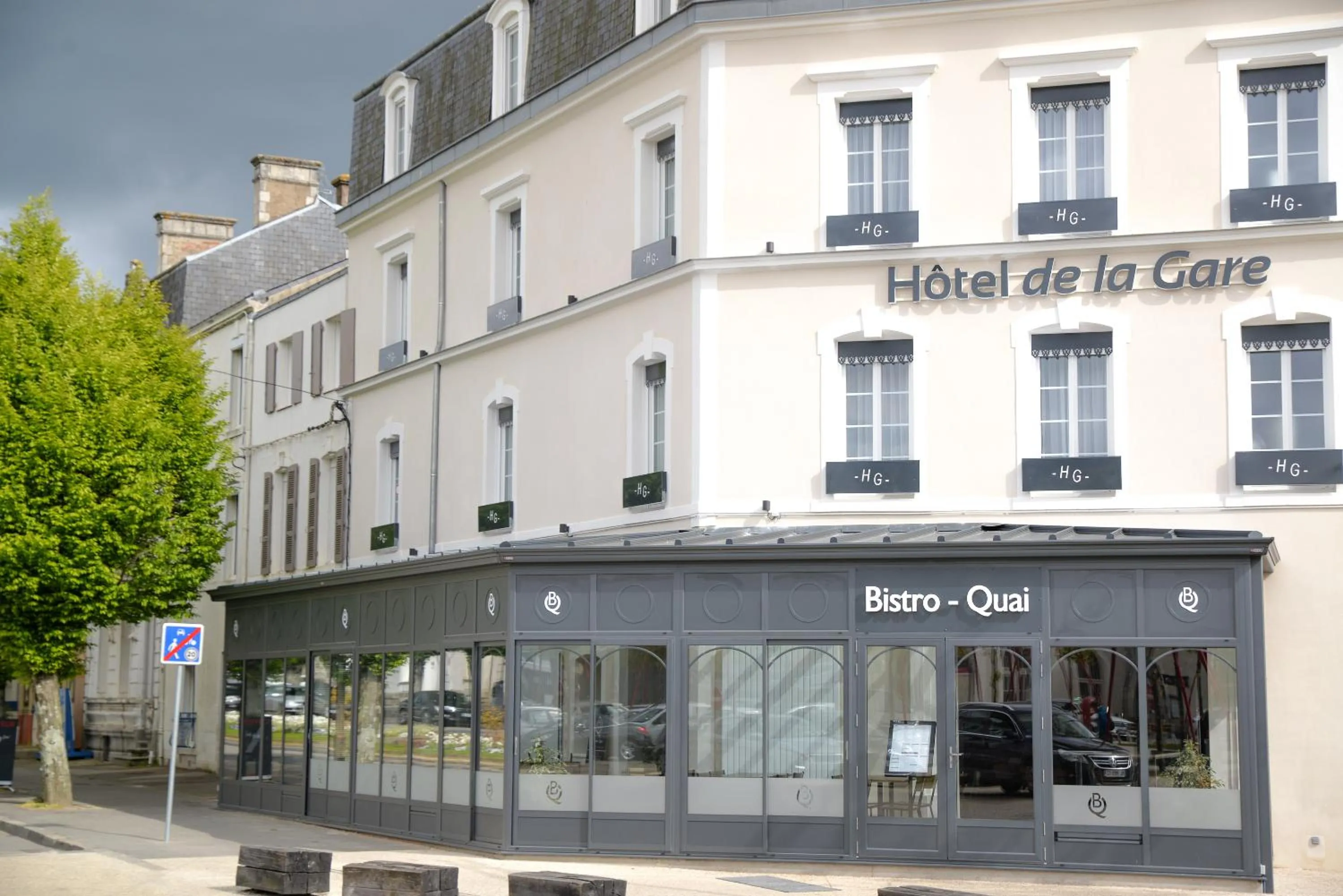 Property building in Hôtel de la Gare - Restaurant Bistro Quai