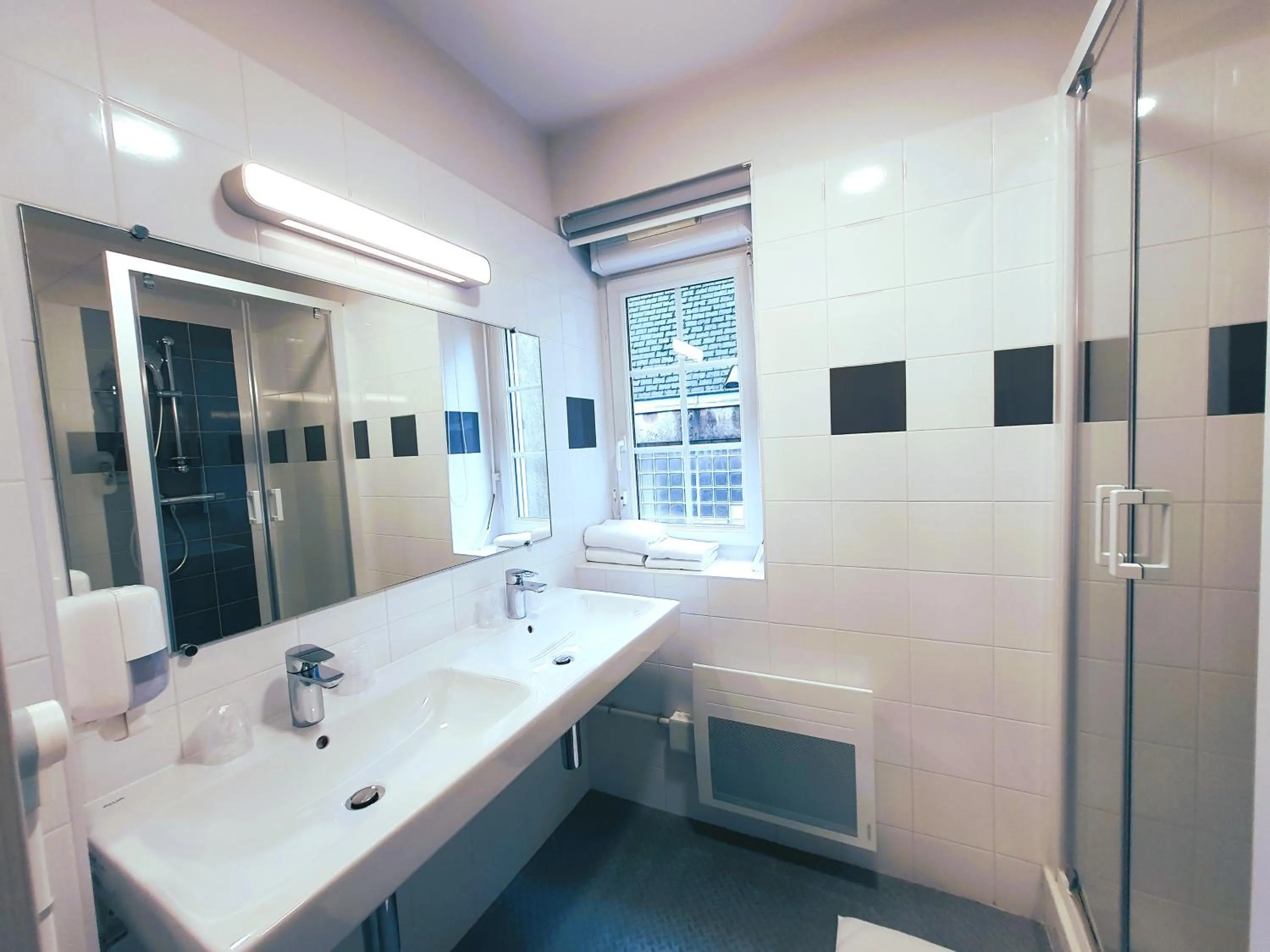 Bathroom in Hôtel de la Gare - Restaurant Bistro Quai