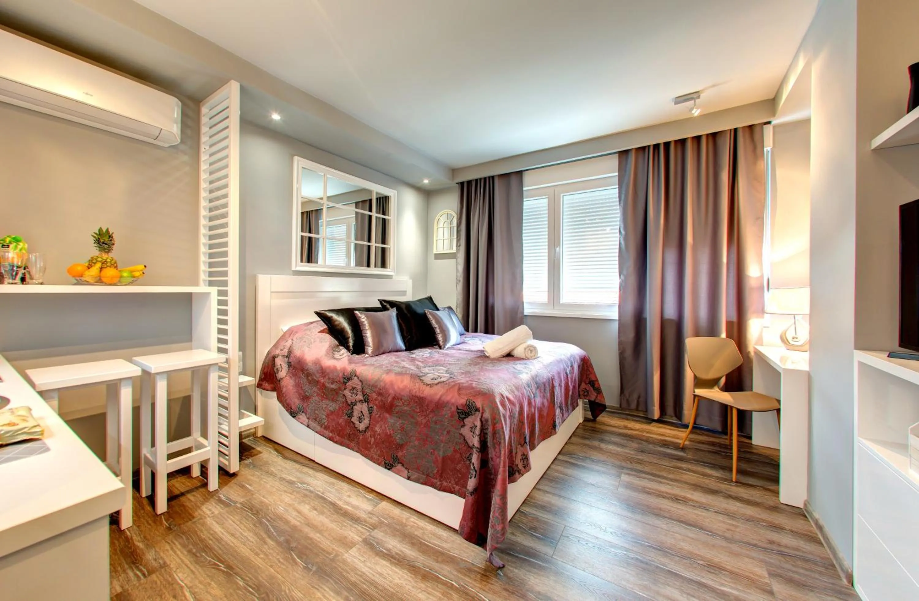 Decorative detail, Bed in Luxury Studio Yasmine