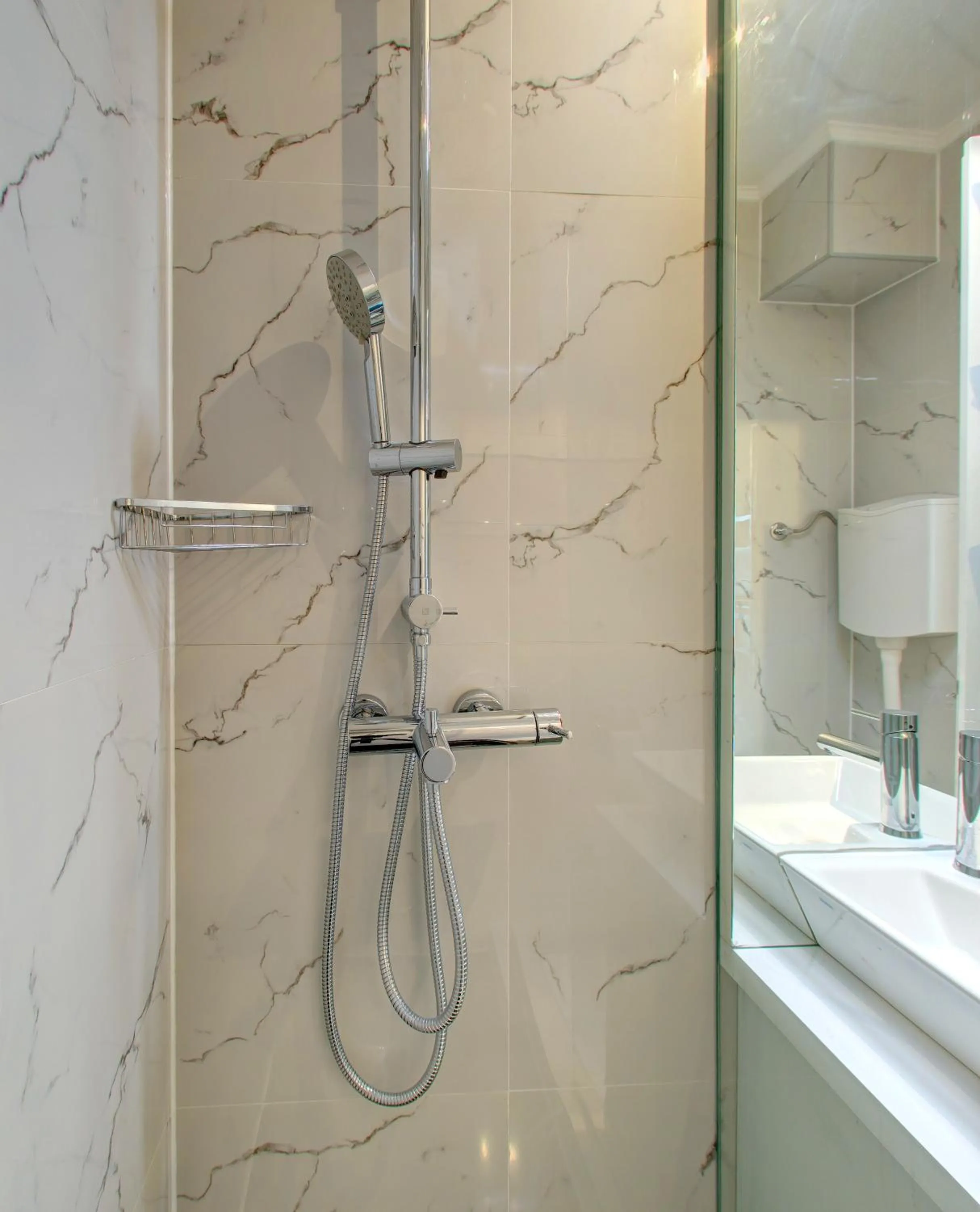 Shower in Luxury Studio Yasmine