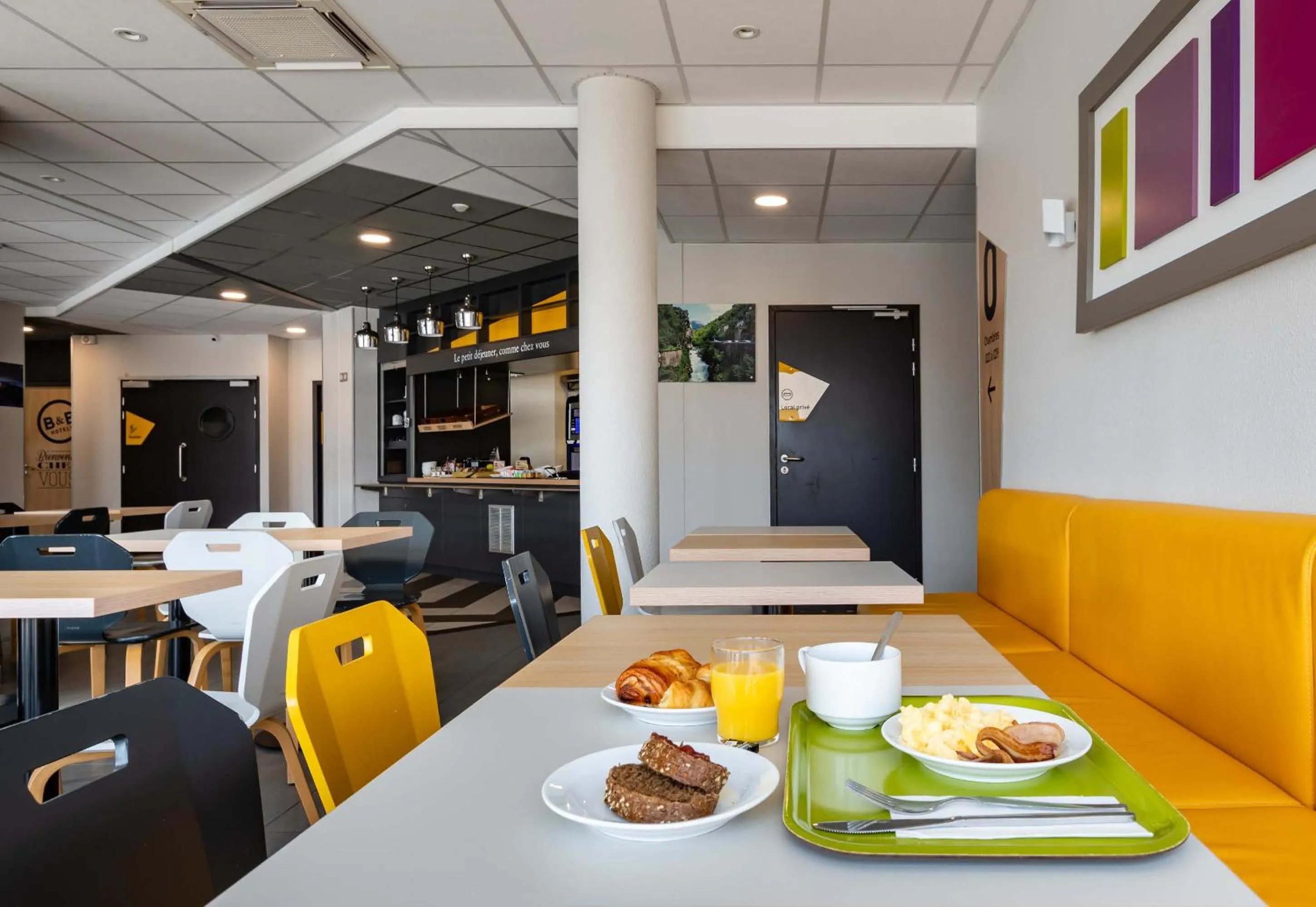 Restaurant/places to eat in B&B HOTEL Valence TGV Romans