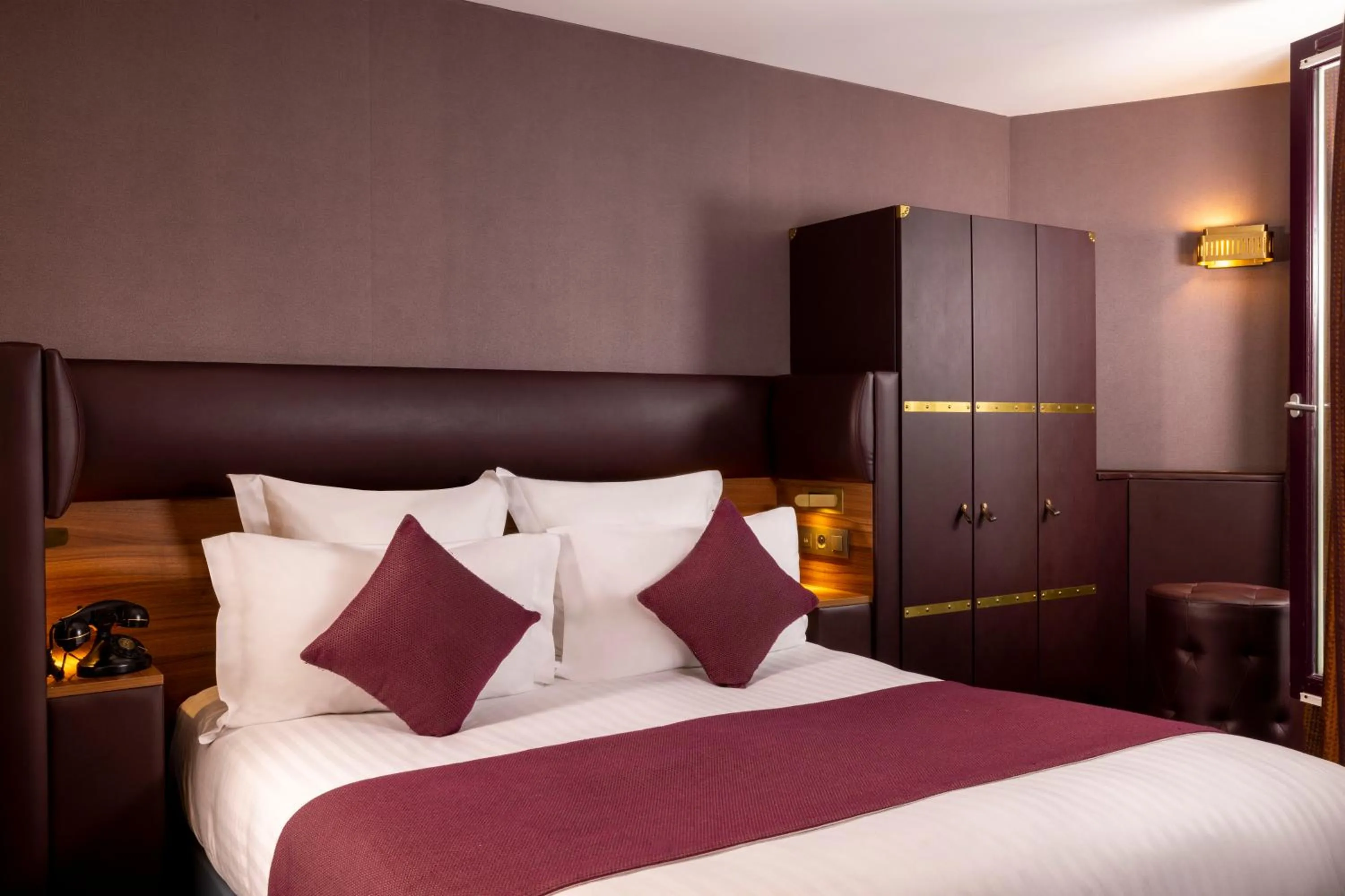 Bed in Hotel Whistler - Gare du Nord