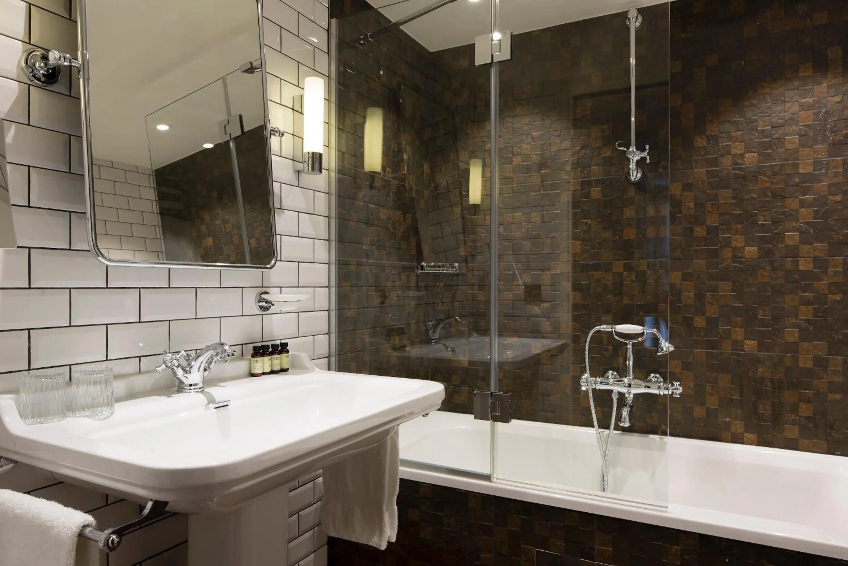 Bathroom in Hotel Whistler - Gare du Nord