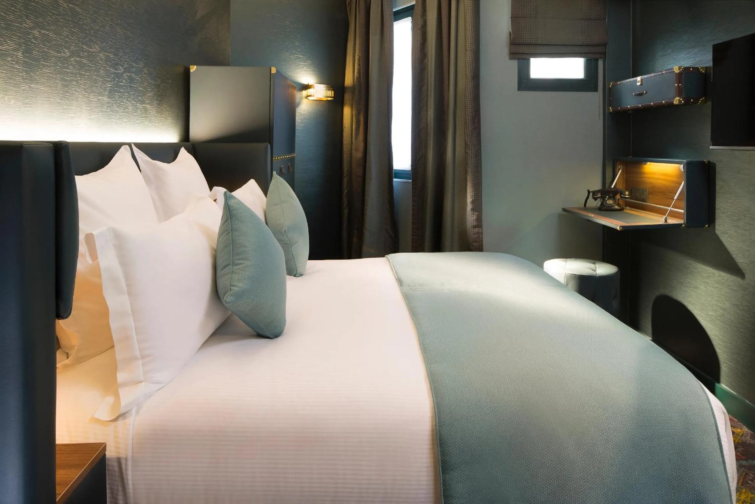 Bedroom, Bed in Hotel Whistler - Gare du Nord