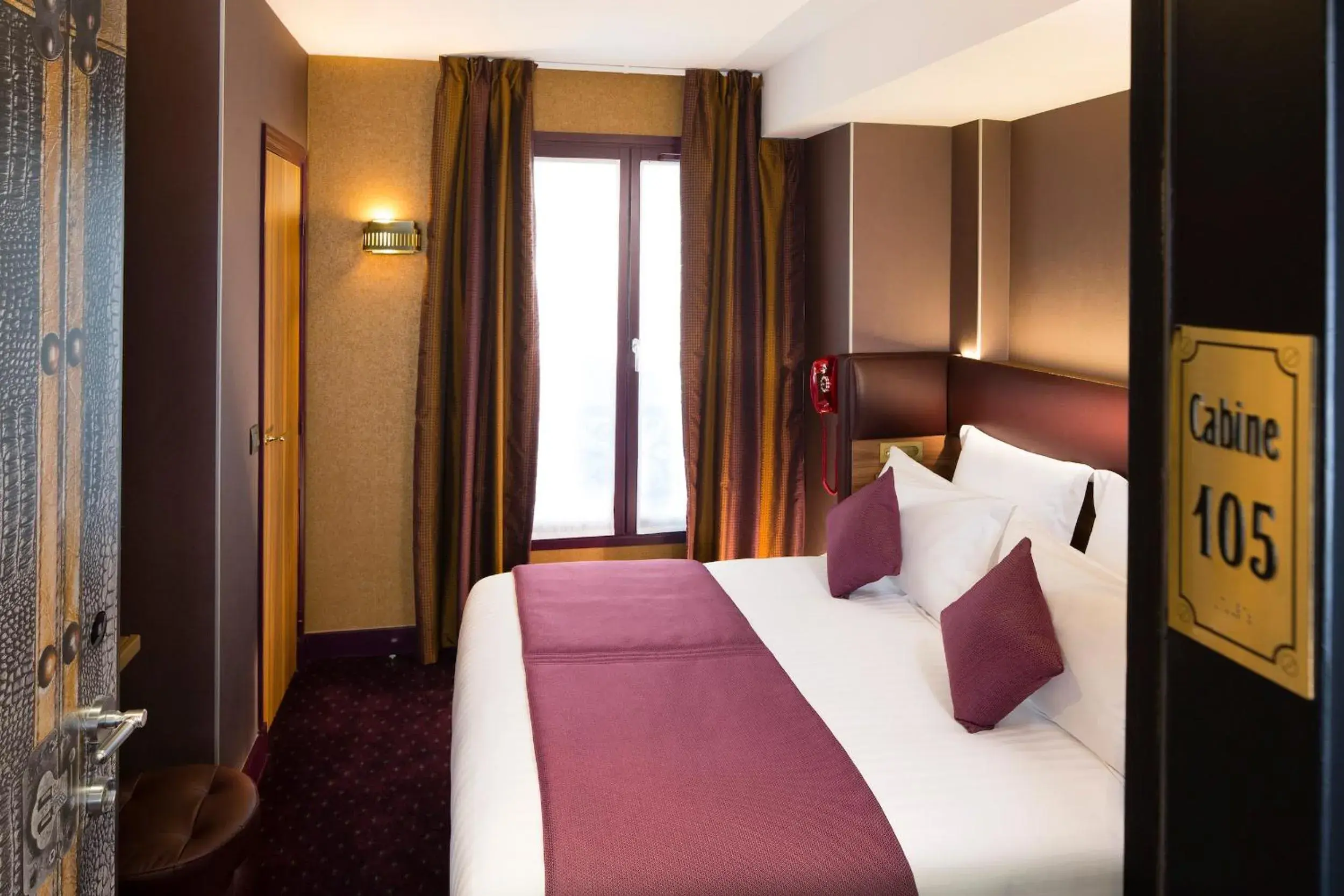 Bedroom, Bed in Hotel Whistler - Gare du Nord Bedroom, Bed in Hotel Whistler - Gare du Nord