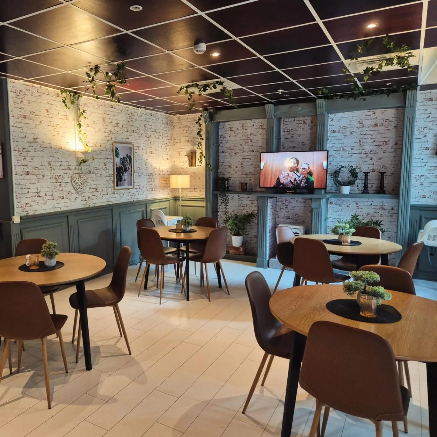 Restaurant/places to eat in Hotel New Bed