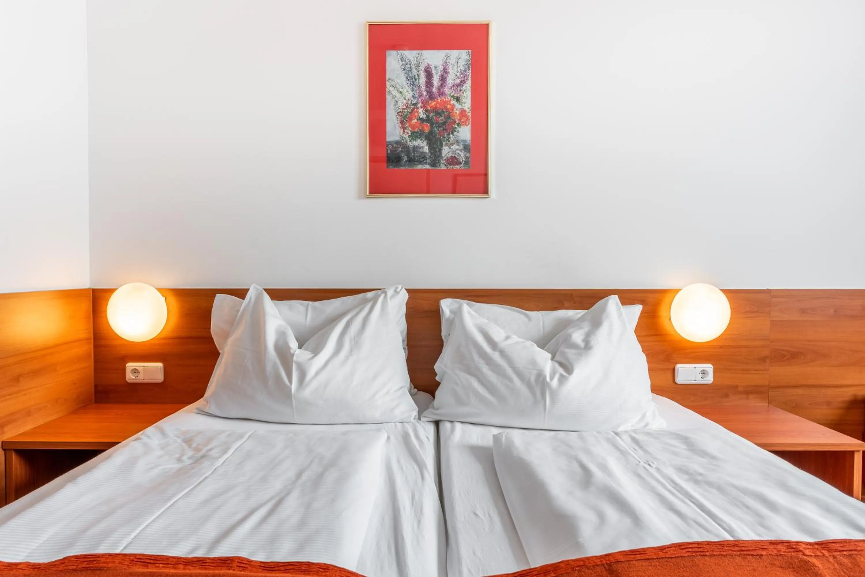 Photo of the whole room, Bed in OEKOTEL Salzburg Messe