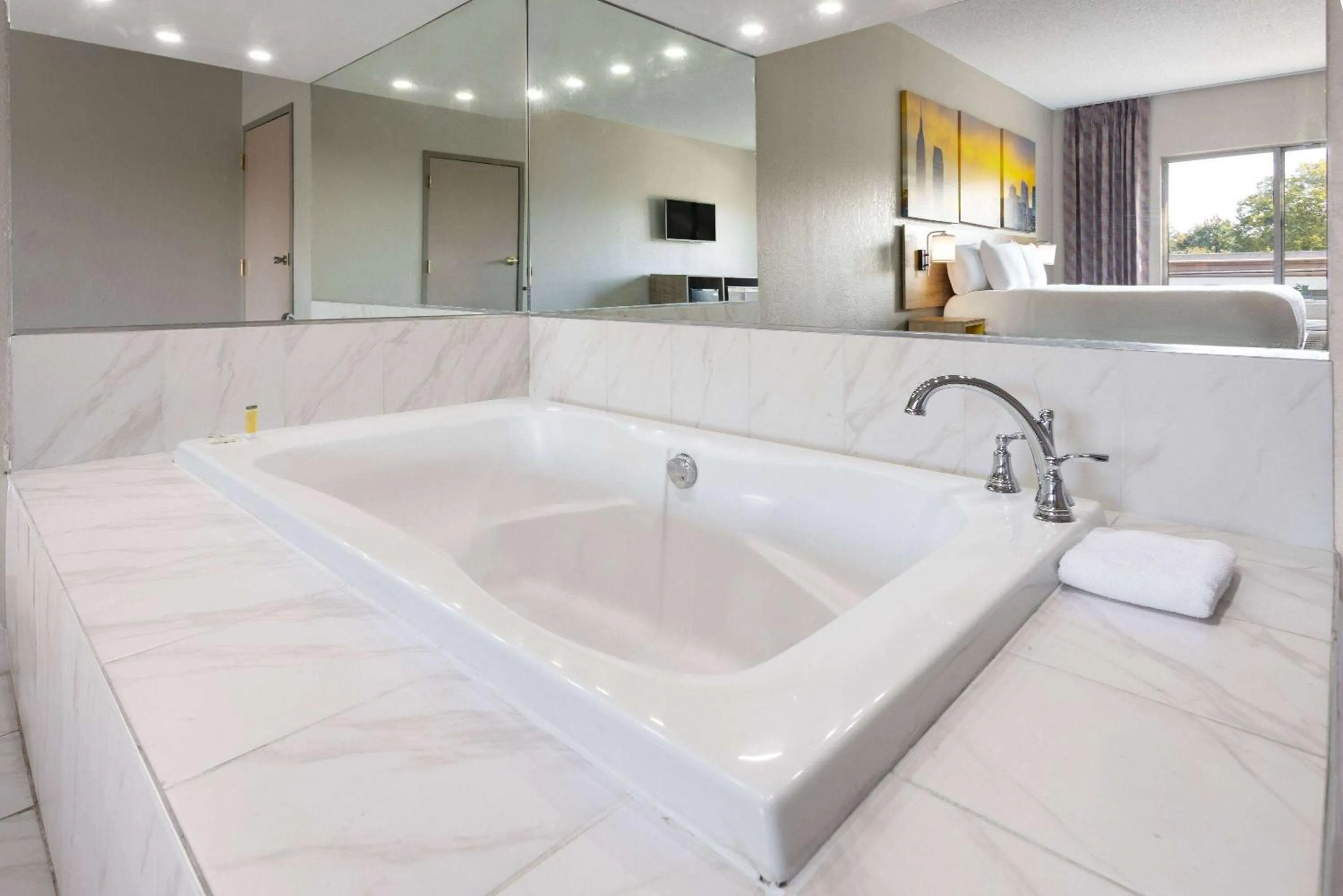 Bath in Days Inn & Suites by Wyndham Albany