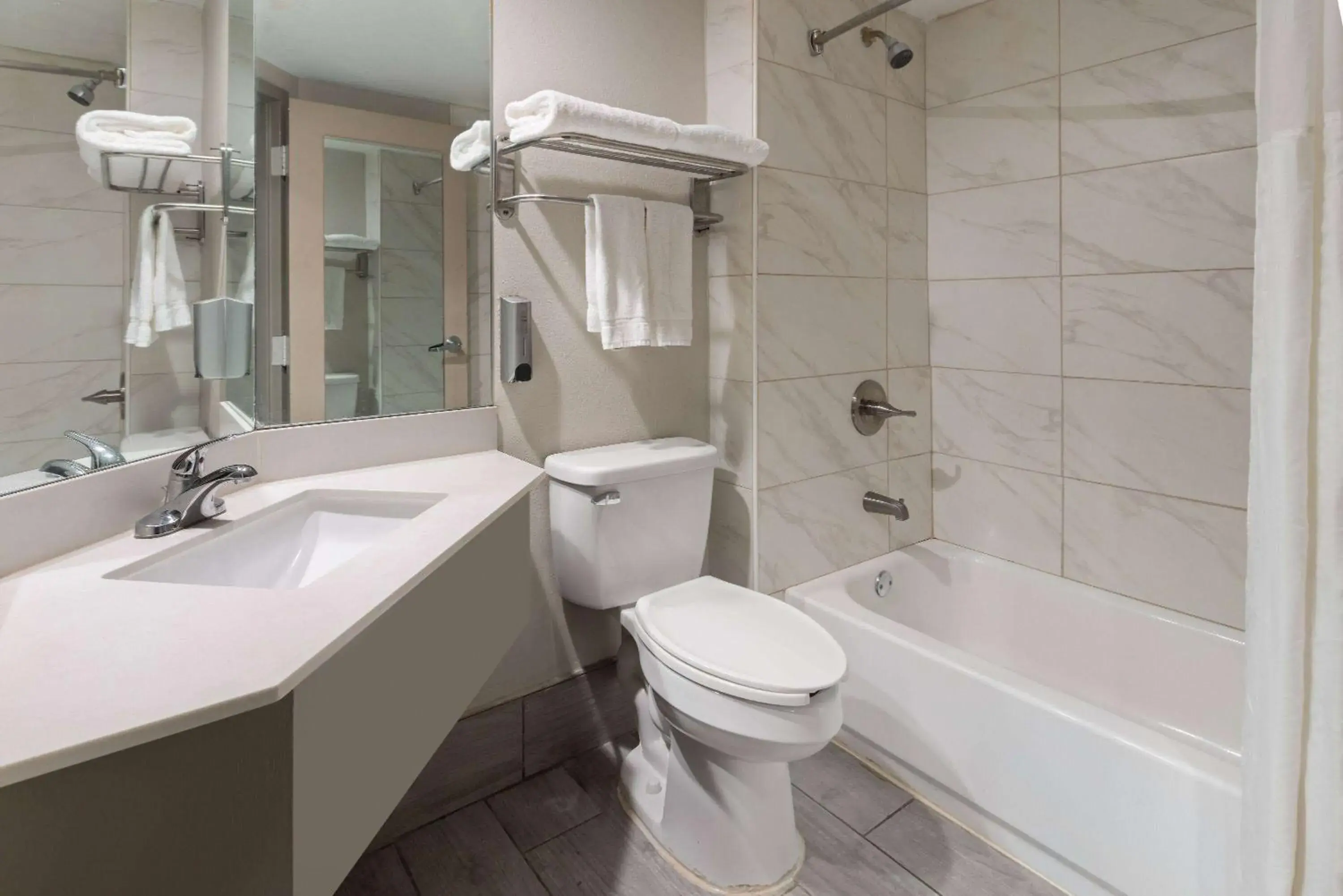 King Room with Bath Tub - Mobility Accessible/Non-Smoking in Days Inn & Suites by Wyndham Albany King Room with Bath Tub - Mobility Accessible/Non-Smoking in Days Inn & Suites by Wyndham Albany