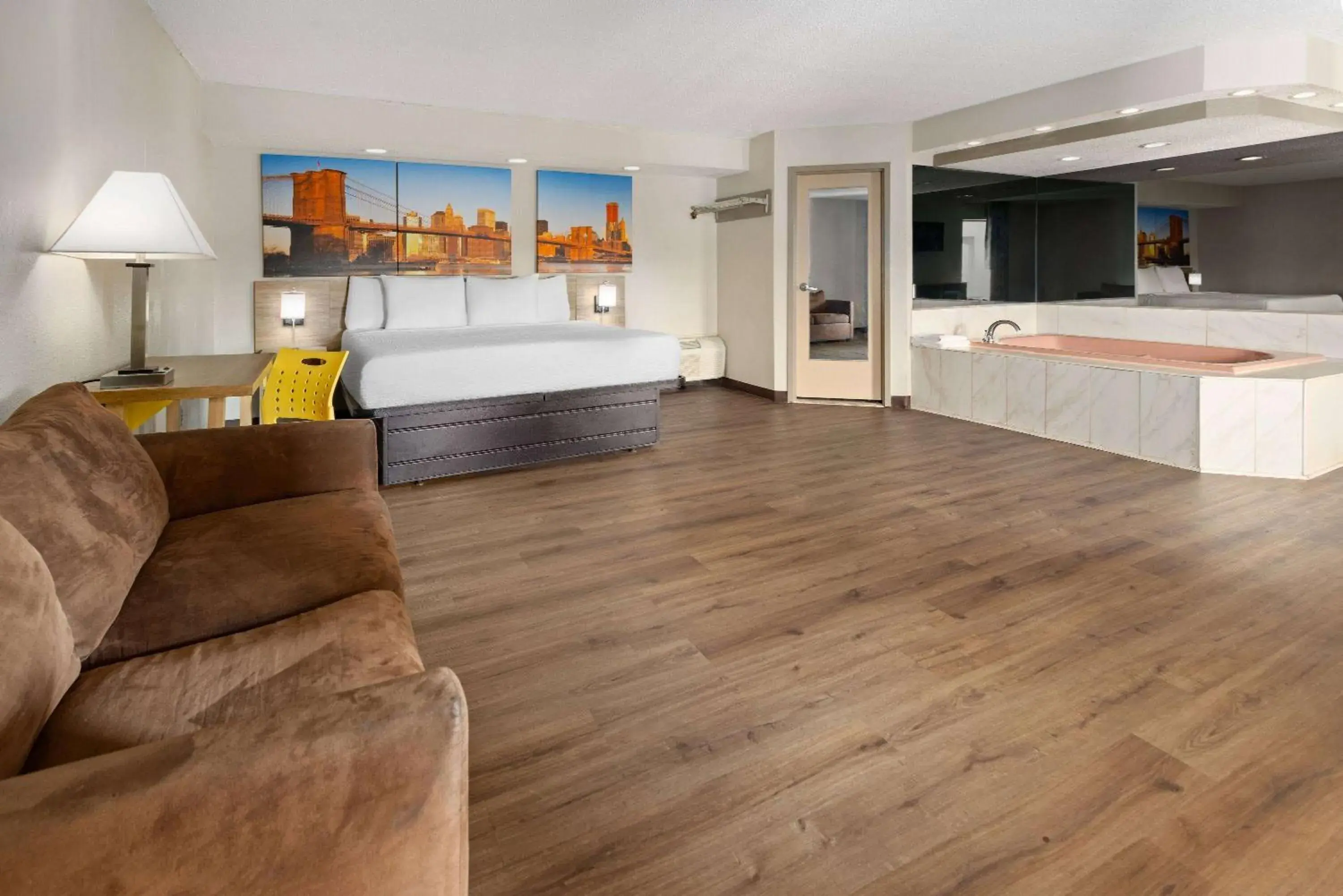 Bath, Bed in Days Inn & Suites by Wyndham Albany Bath, Bed in Days Inn & Suites by Wyndham Albany