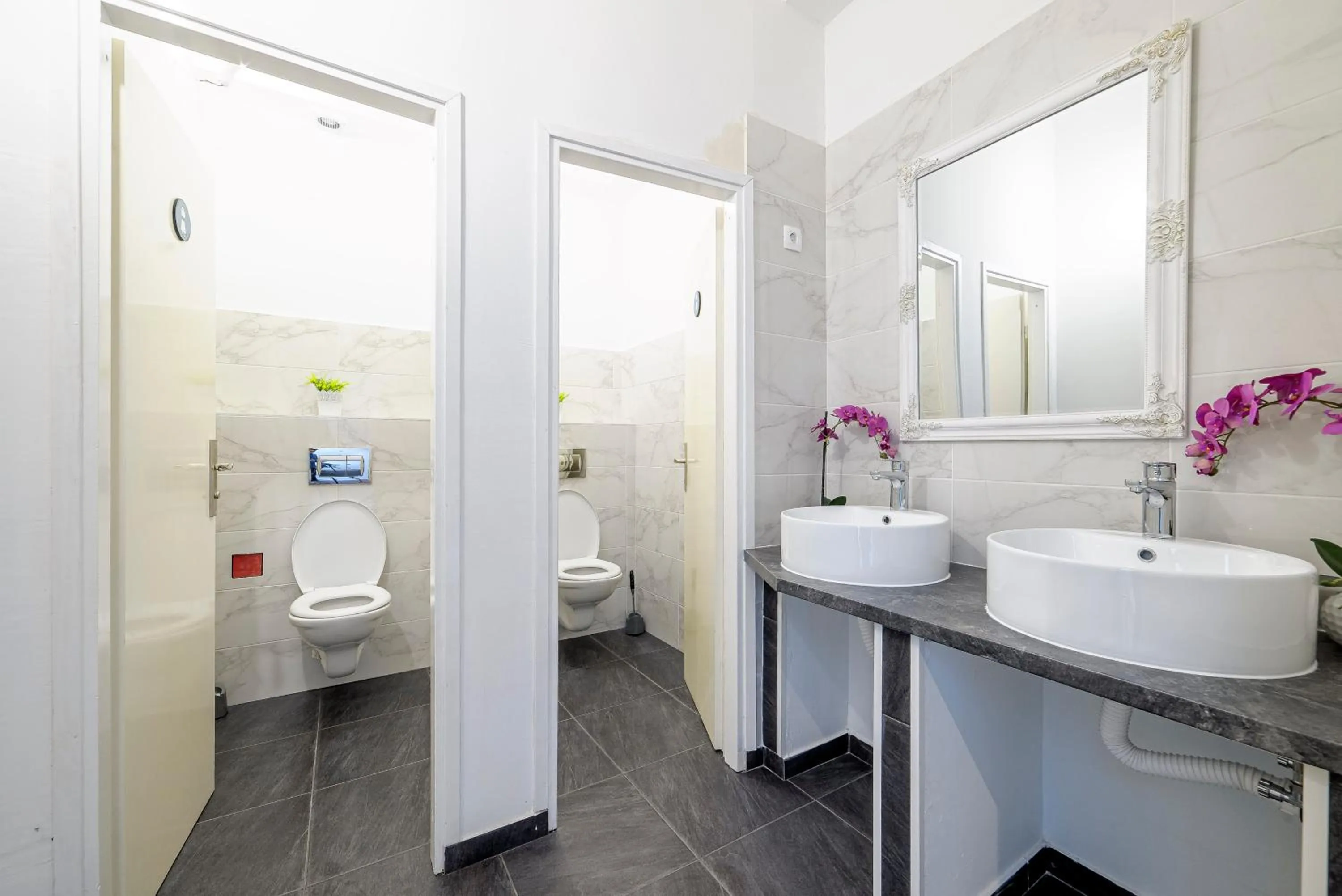 Toilet in Hostel Globo