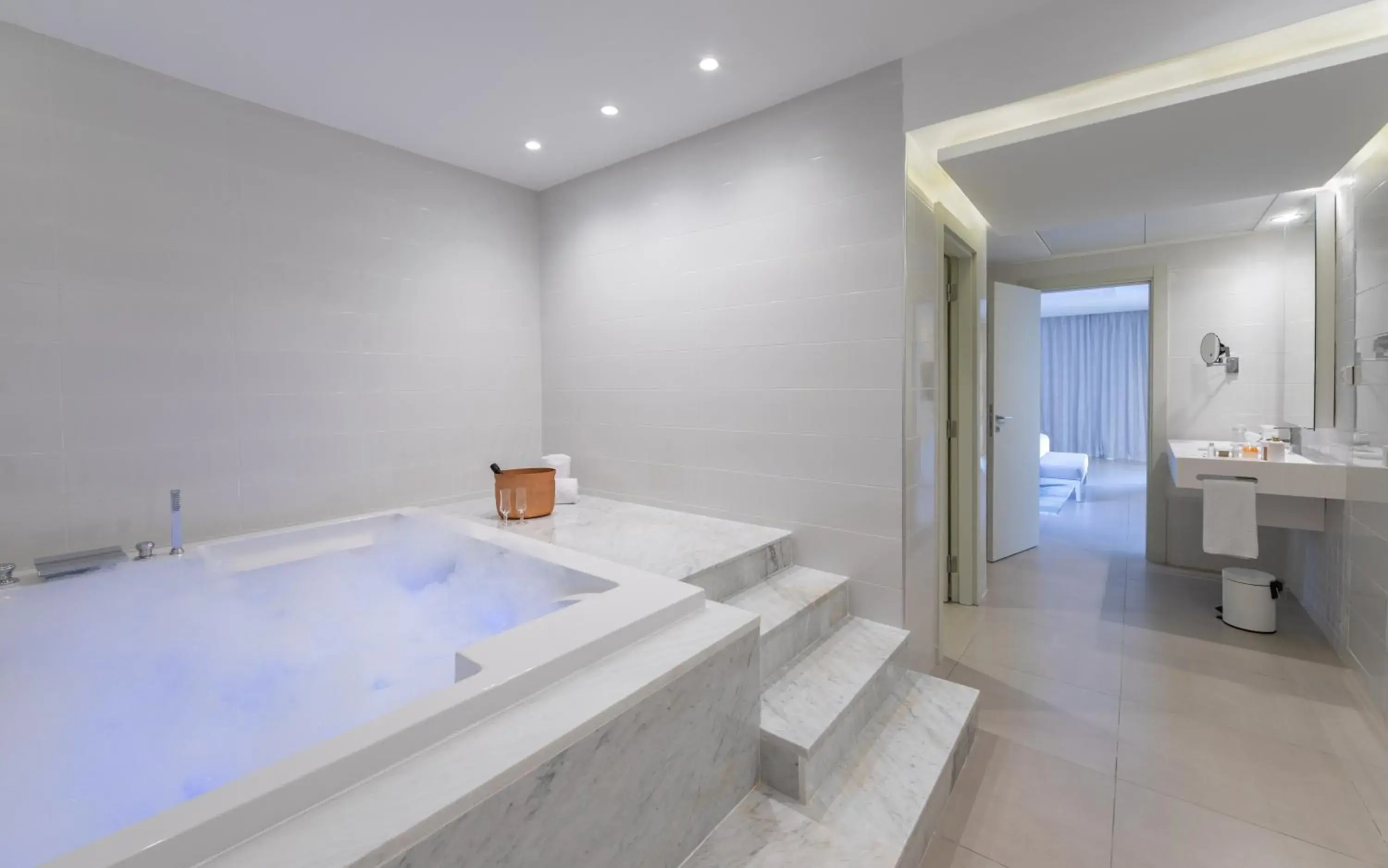 Suite with Hot Tub in Royal Azur Thalassa Suite with Hot Tub in Royal Azur Thalassa