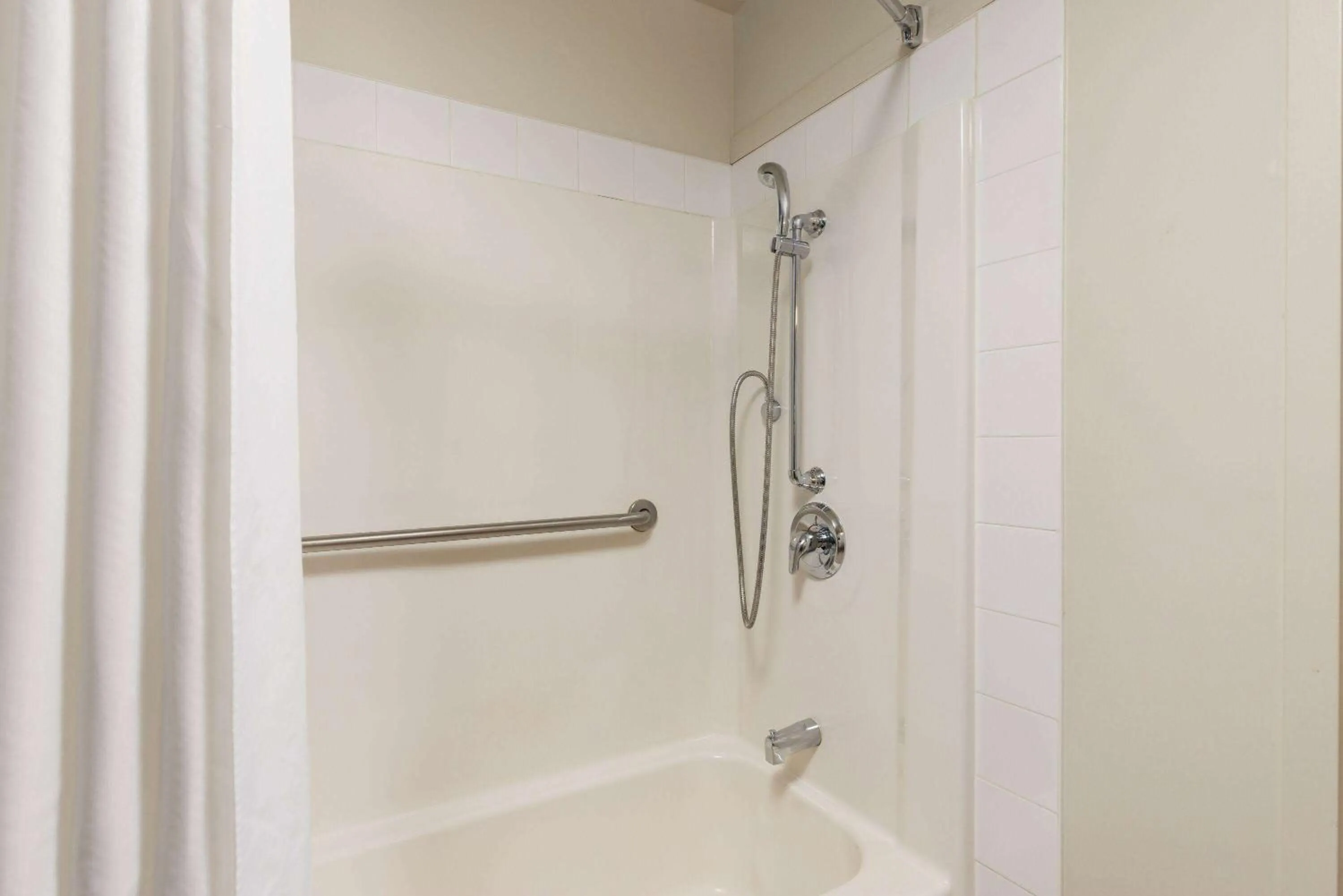 Bathroom in Super 8 by Wyndham Sainte Agathe Des Monts