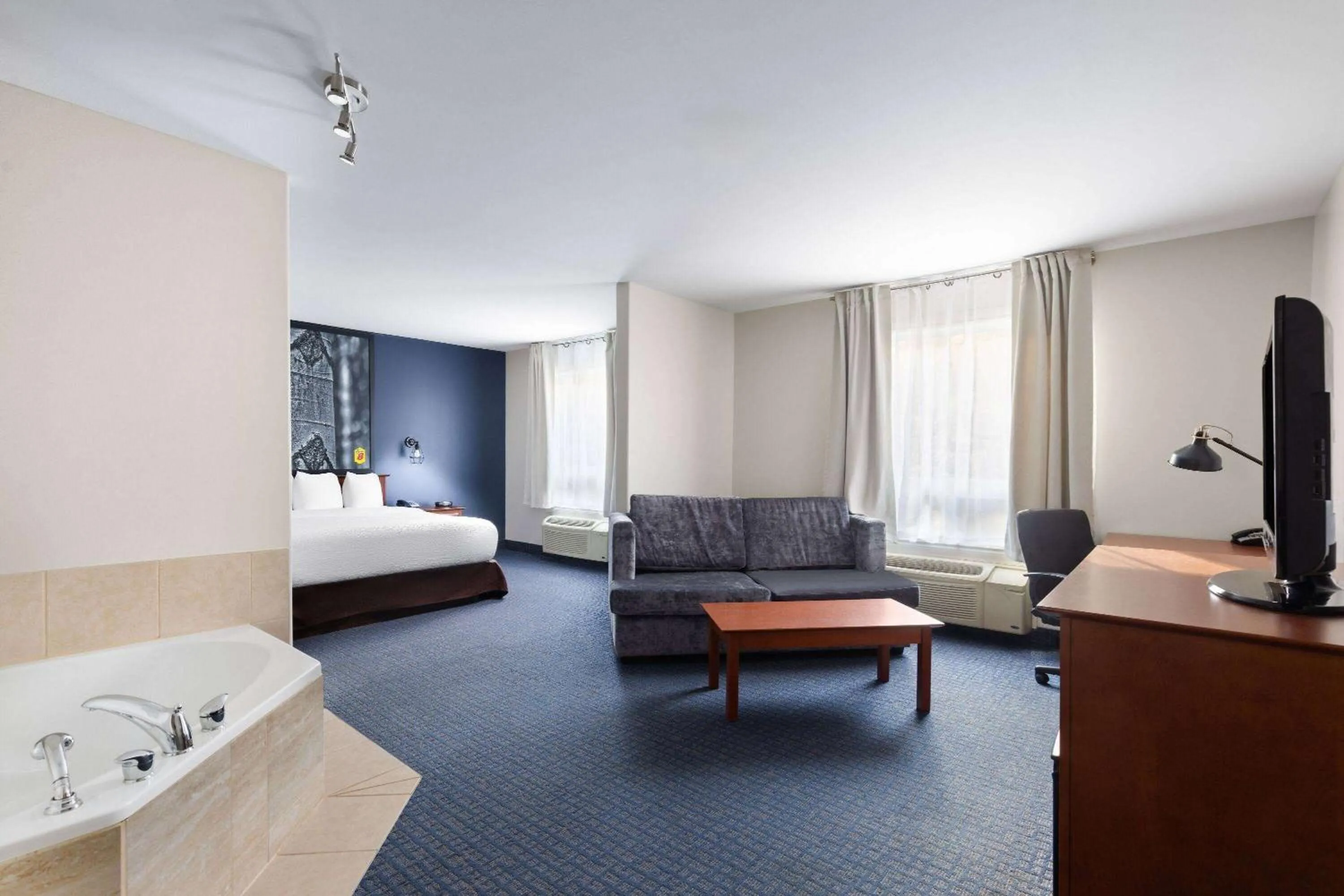 Bath, Bed in Super 8 by Wyndham Sainte Agathe Des Monts