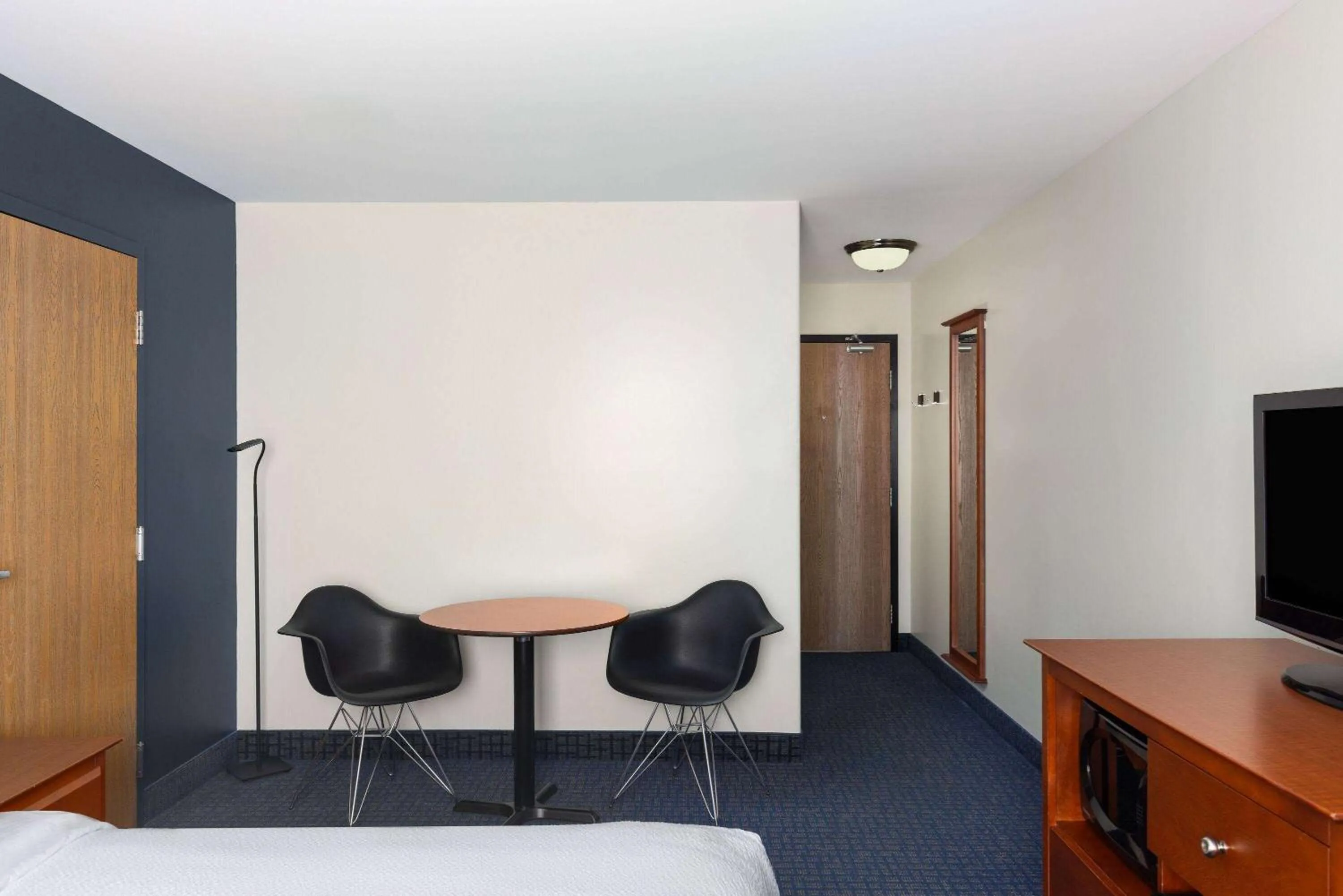 Photo of the whole room in Super 8 by Wyndham Sainte Agathe Des Monts