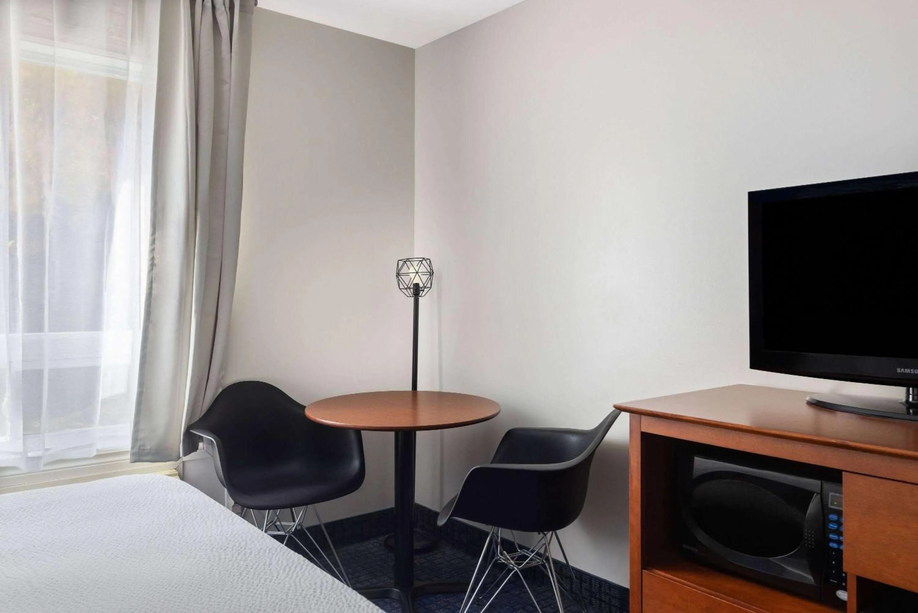 Photo of the whole room, Bed in Super 8 by Wyndham Sainte Agathe Des Monts