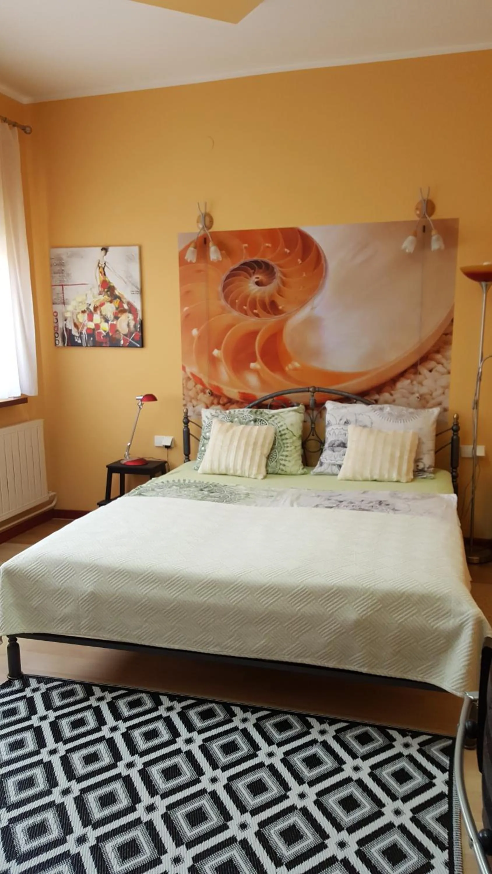 Bedroom, Bed in Apartment Comeback