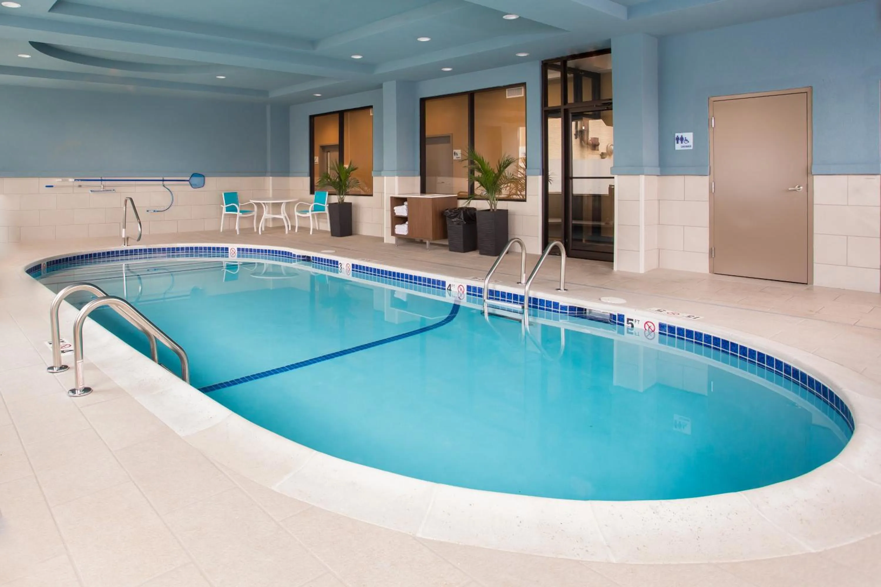 Swimming pool in Holiday Inn Express - Springfield Downtown by IHG