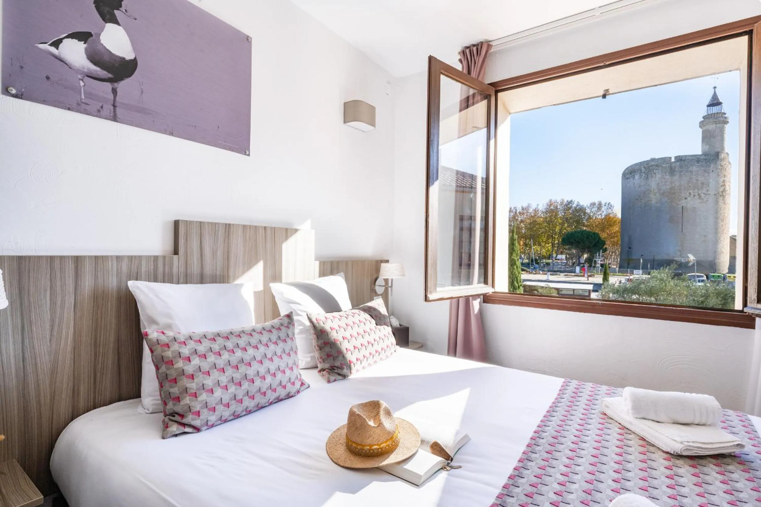 View (from property/room), Bed in Hôtel La Maison des Croisades - Au pied des Remparts