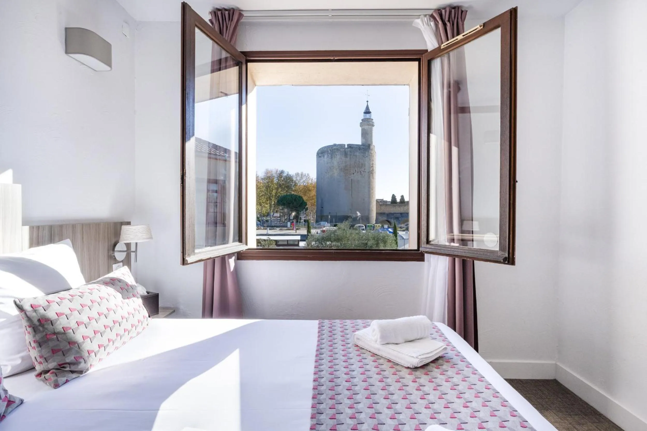 Landmark view, Bed in Hôtel La Maison des Croisades - Au pied des Remparts