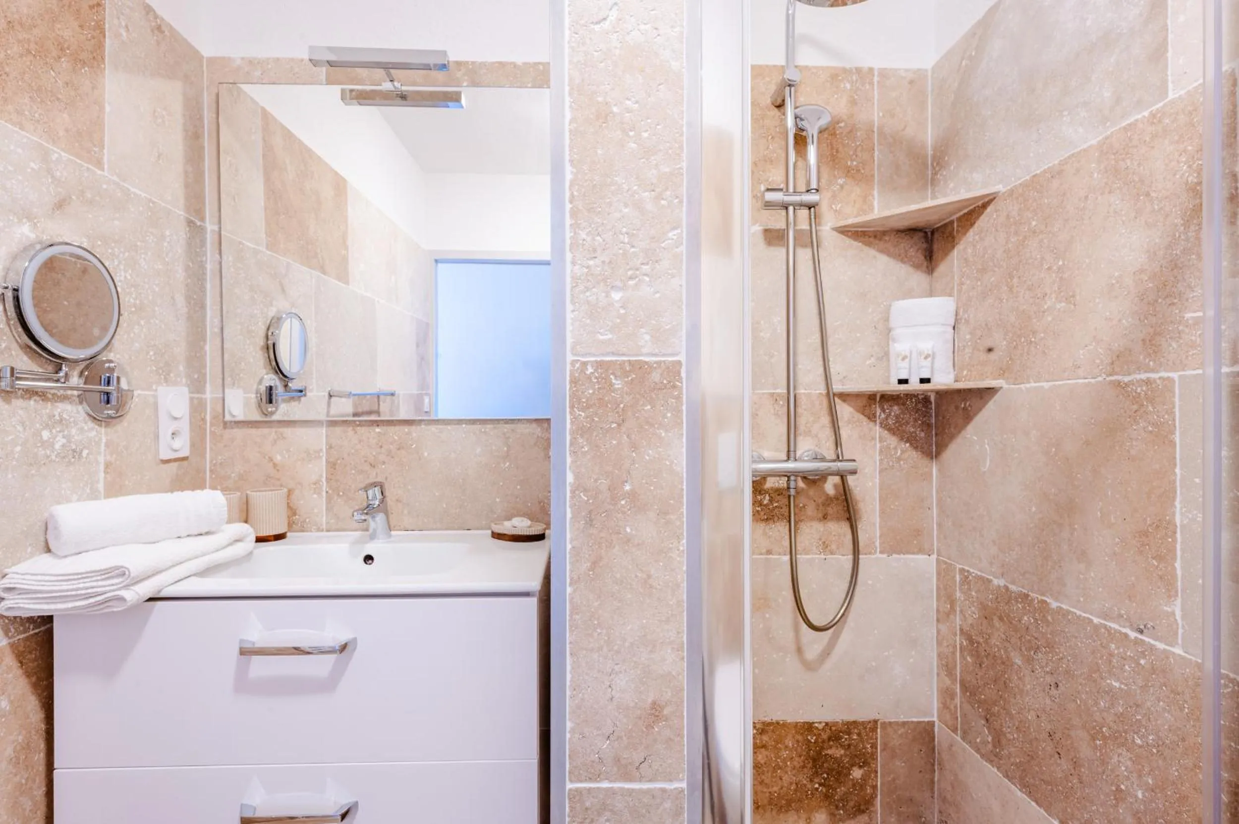 Shower in Hôtel La Maison des Croisades - Au pied des Remparts